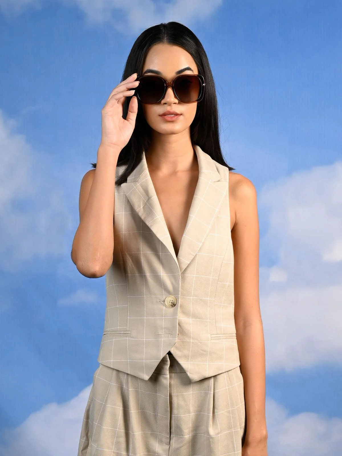 Odette Women Burgundy Chic Tinted Sunglasses - Image 2