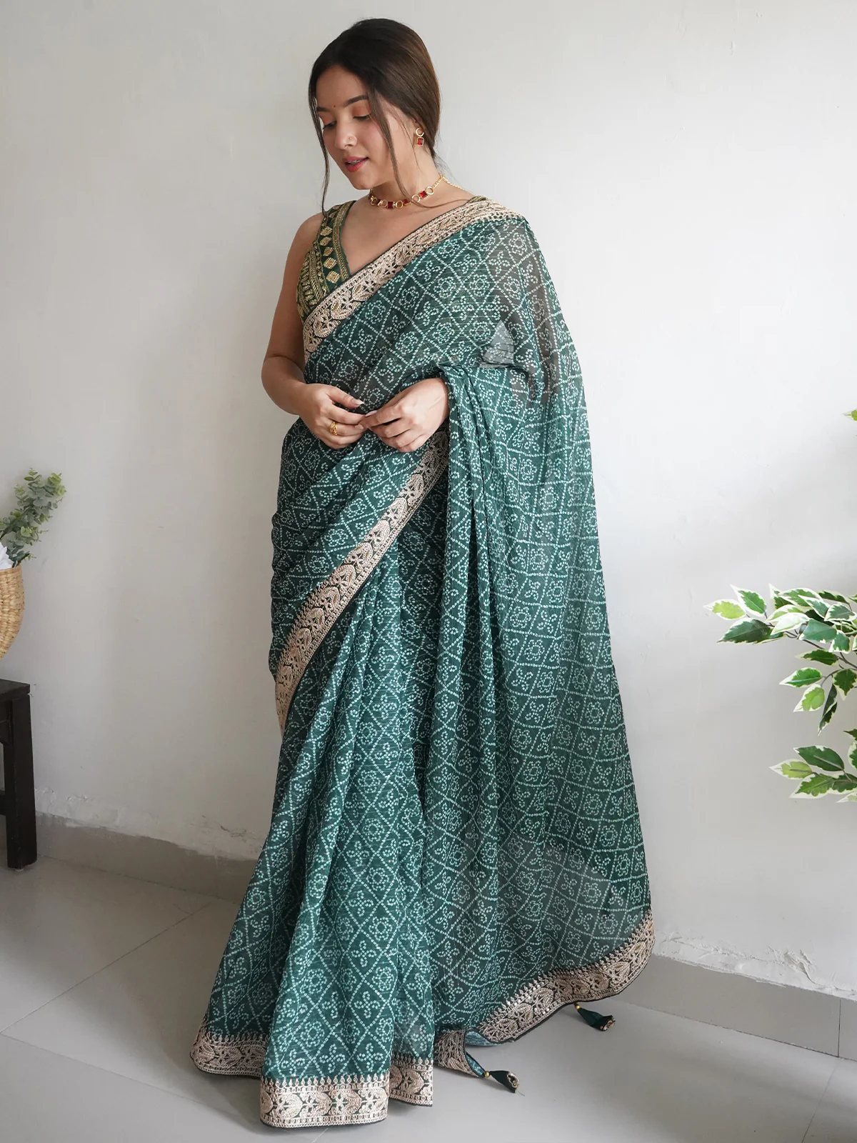 Odette Women Beautiful Green Georgette  Saree With Unstitched Blouse - Image 3