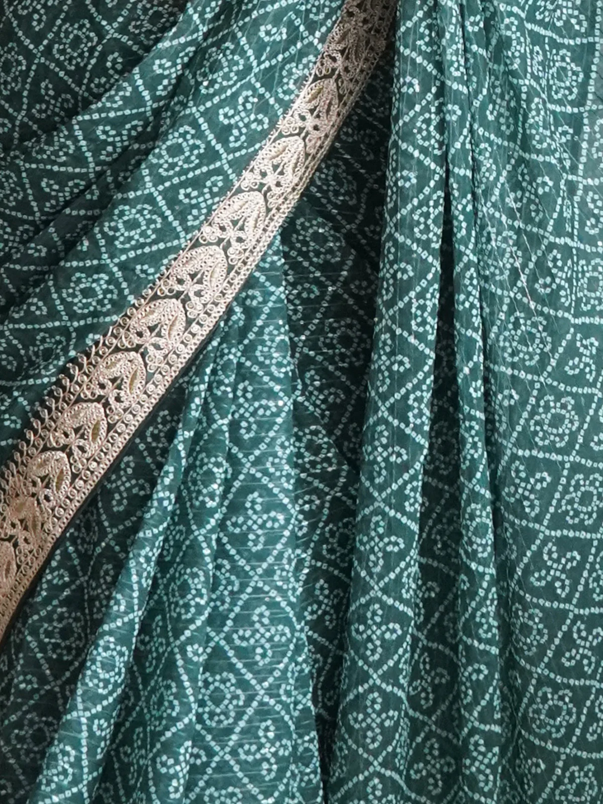 Odette Women Beautiful Green Georgette  Saree With Unstitched Blouse - Image 6