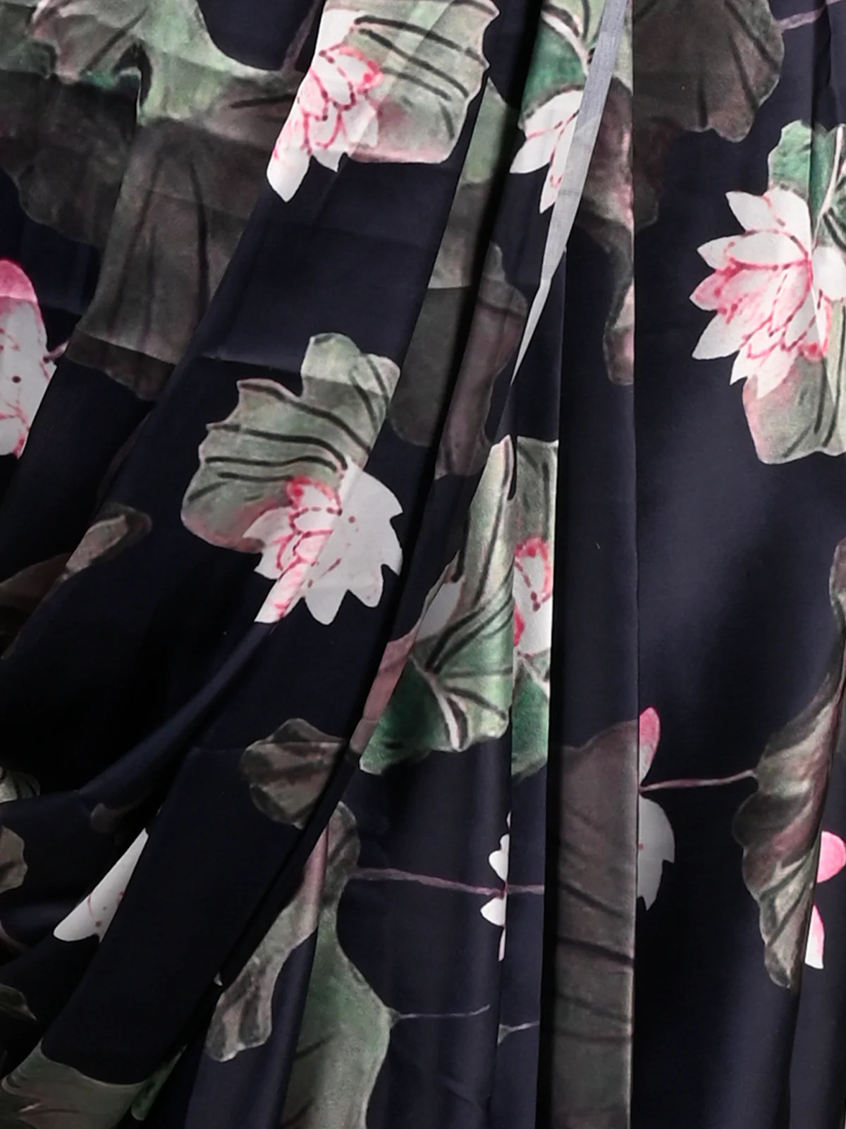 Odette Women Black Silk Blend Digital Floral Print Saree With Unstitched Blouse - Image 4