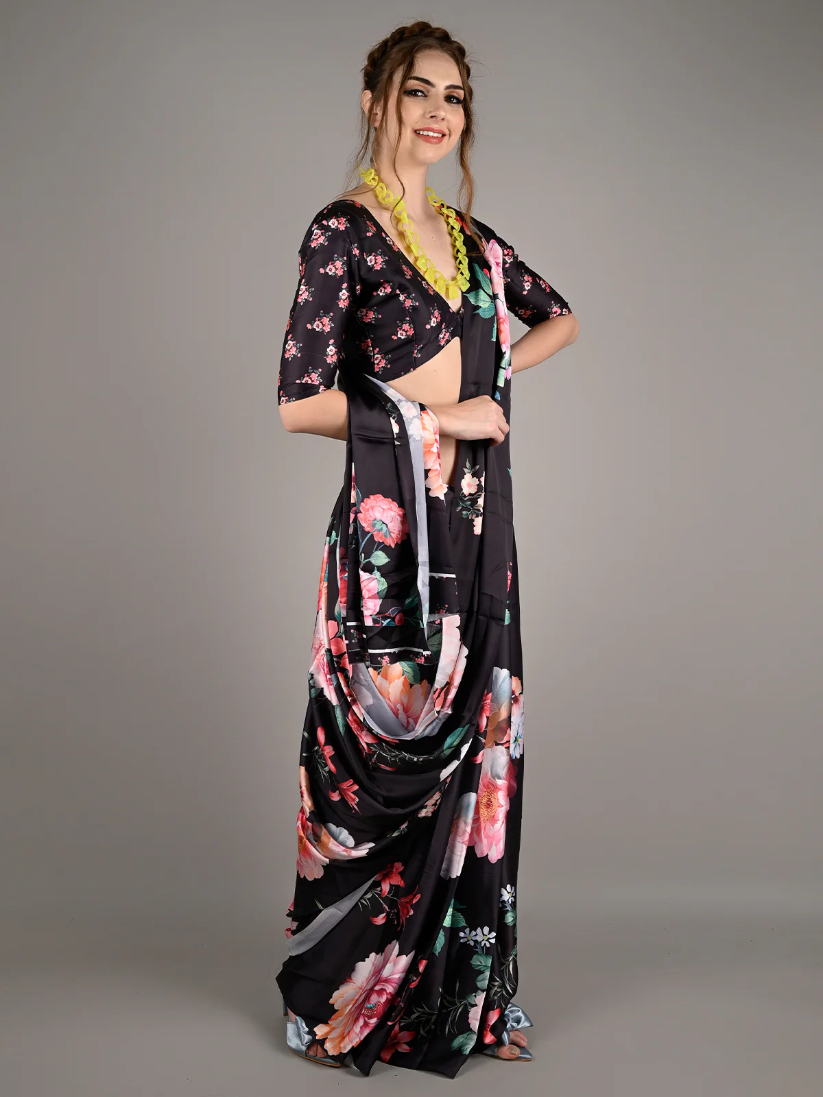 Odette Women Black Soft Crepe Digital Floral Print Saree With Unstitched Blouse - Image 2