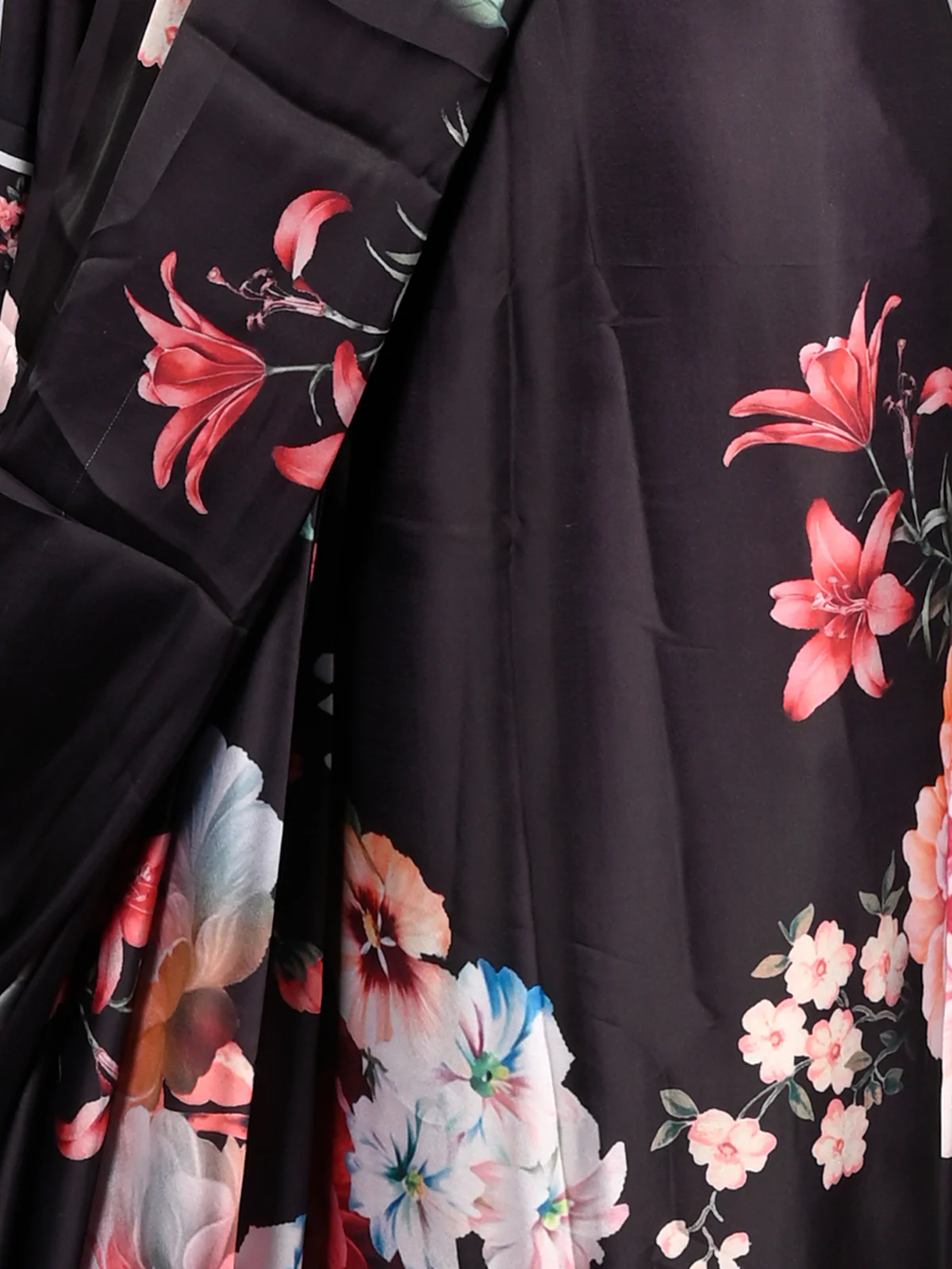 Odette Women Black Soft Crepe Digital Floral Print Saree With Unstitched Blouse - Image 4