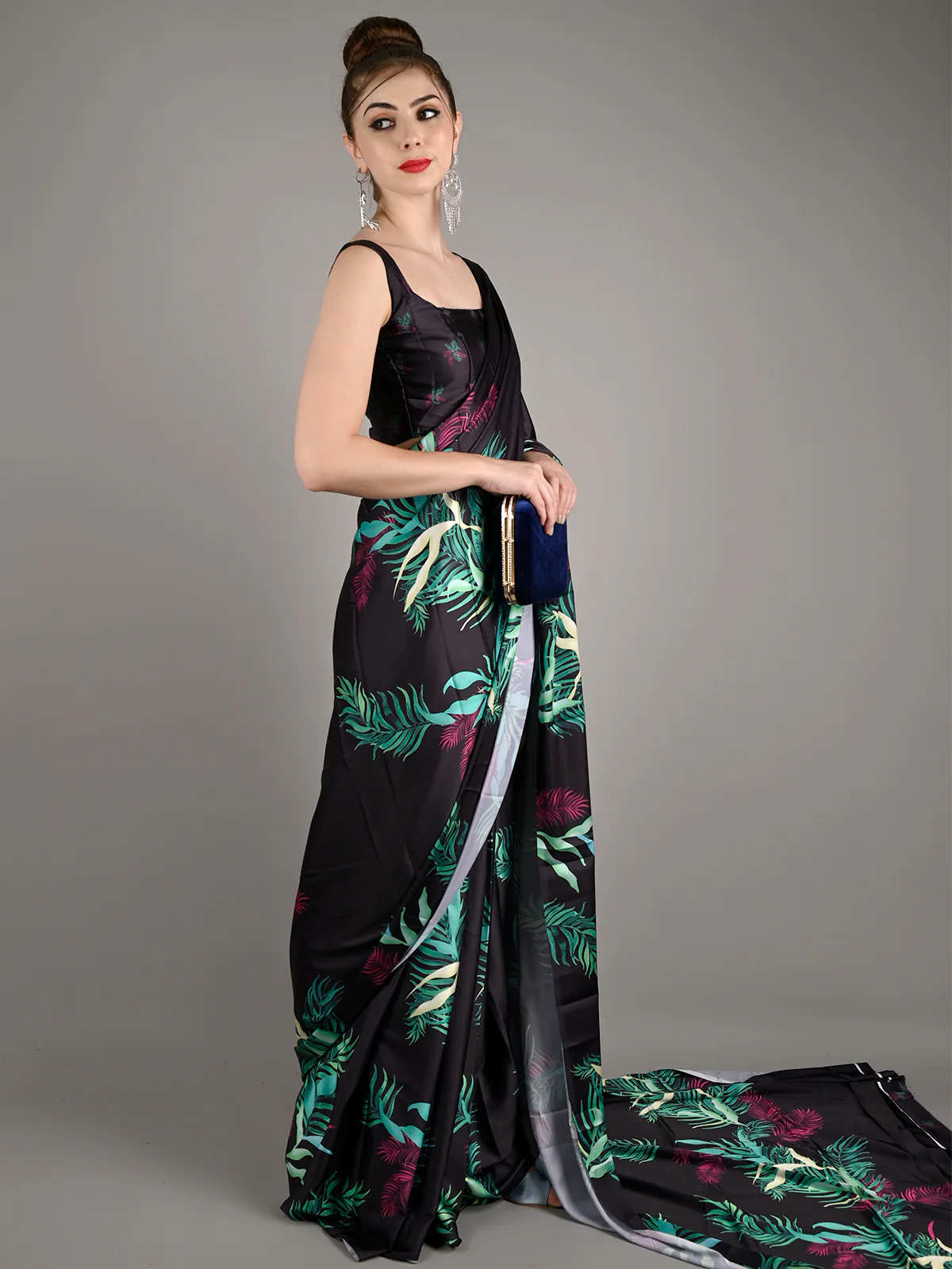 Odette Women Black Soft Crepe Leaf Print Saree With Unstitched Blouse - Image 2