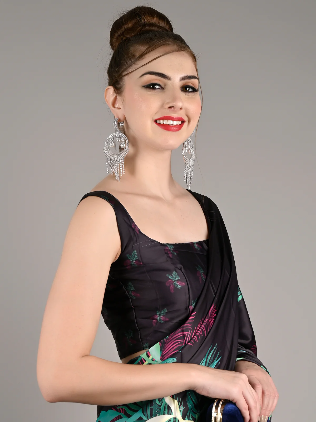 Odette Women Black Soft Crepe Leaf Print Saree With Unstitched Blouse - Image 3