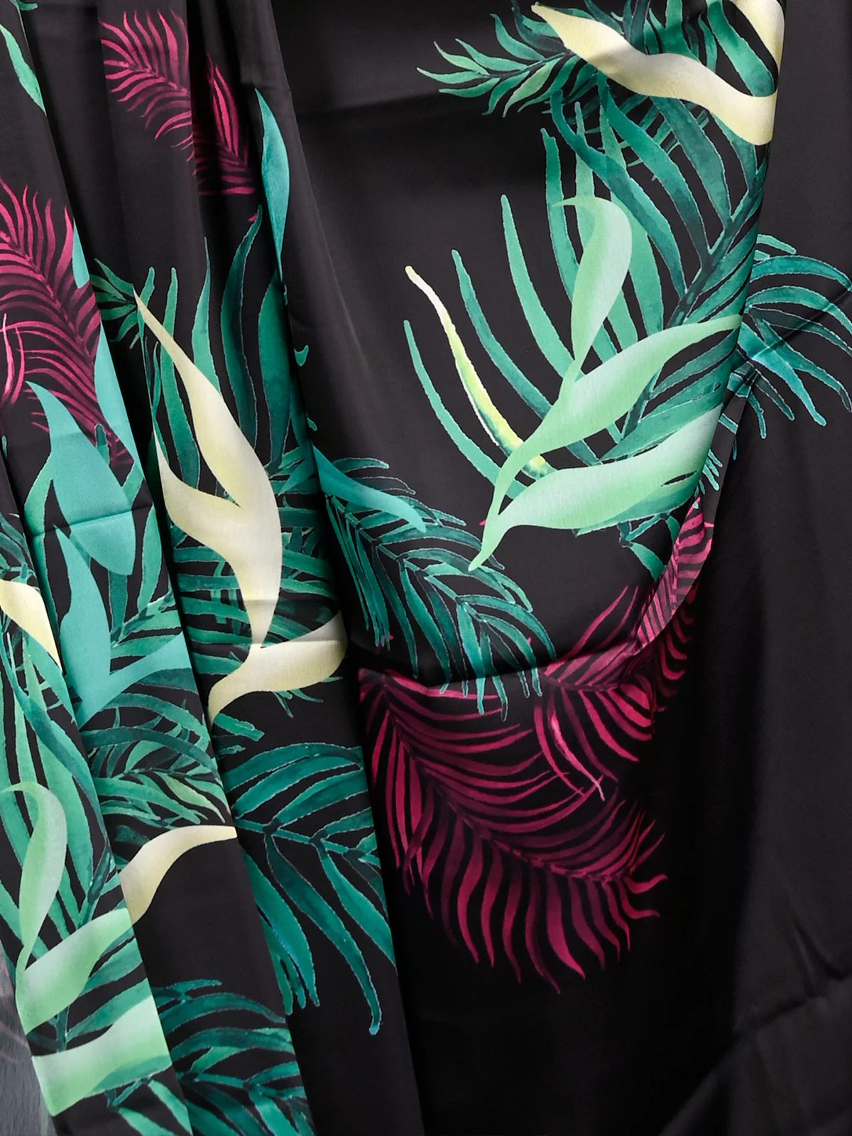 Odette Women Black Soft Crepe Leaf Print Saree With Unstitched Blouse - Image 4
