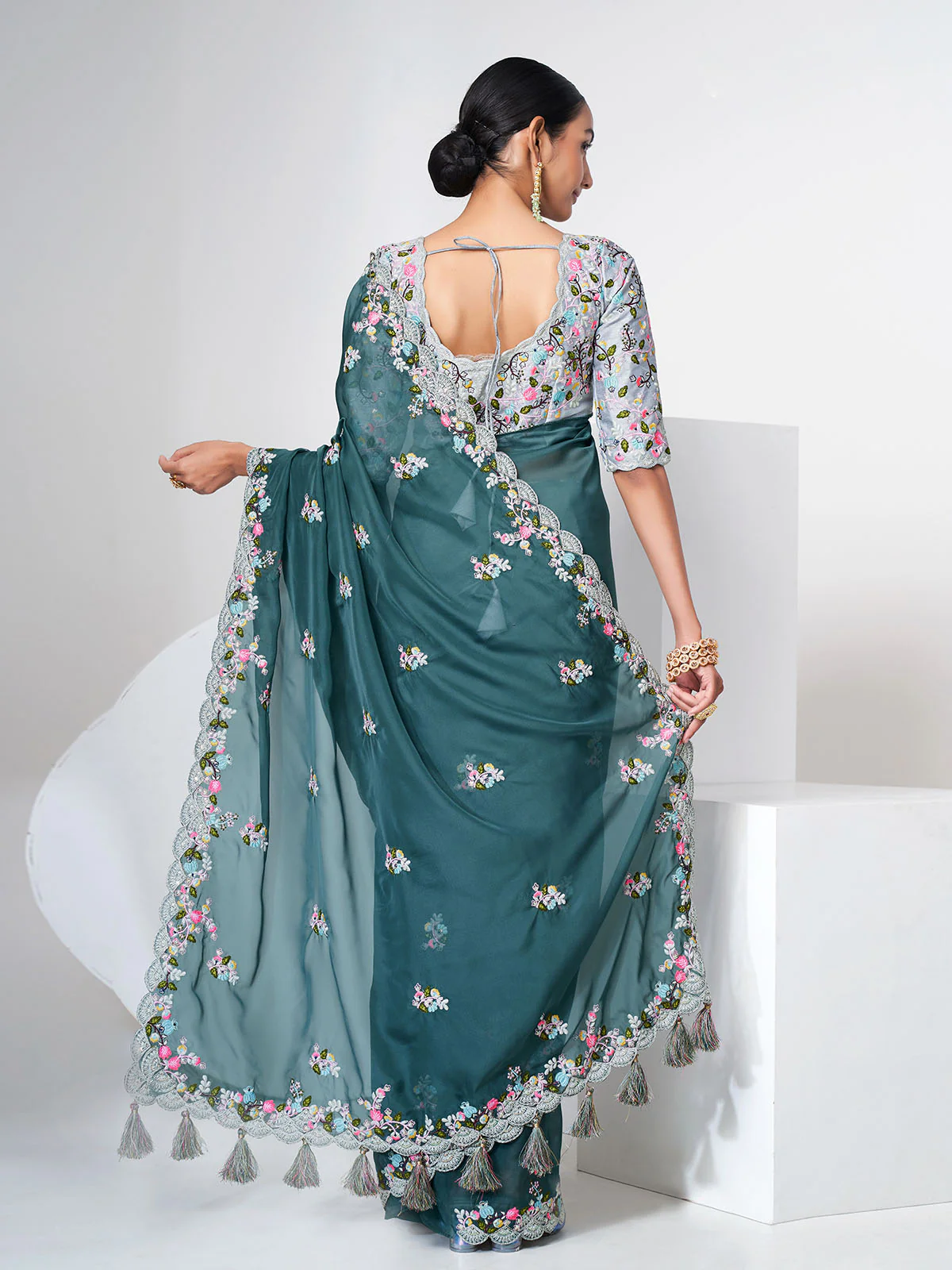 Odette Women Blue Organza Saree With Unstitched Blouse - Image 6