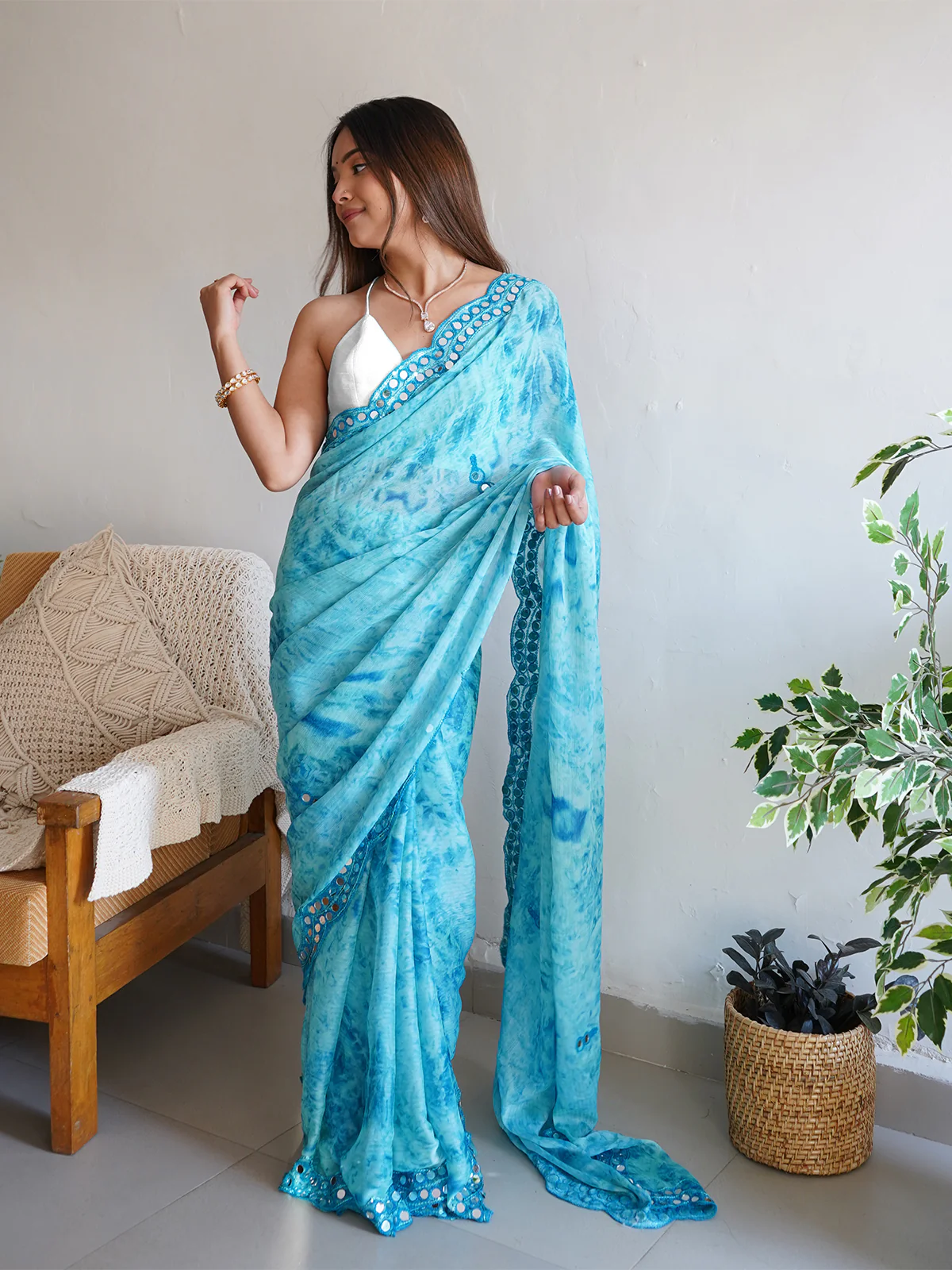 Odette Women Blue Satin Georgette Prism Print Saree With Unstitched Blouse - Image 4