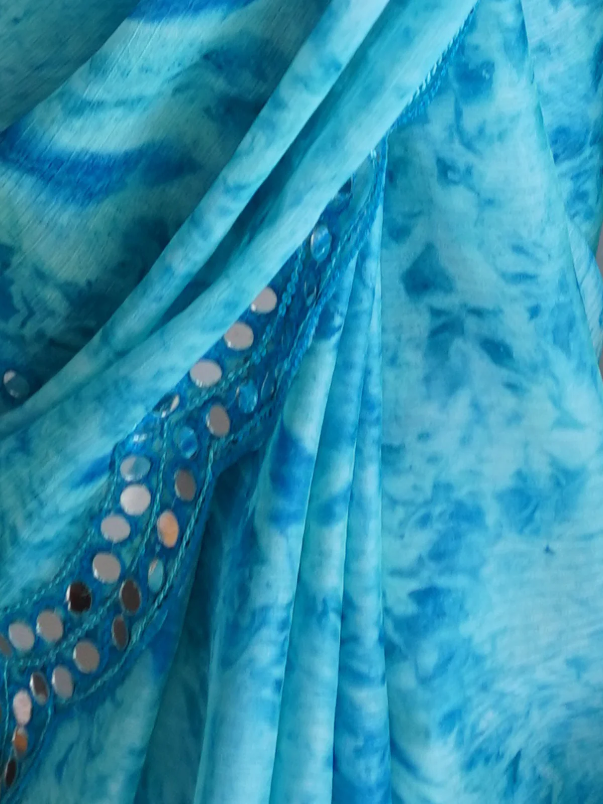 Odette Women Blue Satin Georgette Prism Print Saree With Unstitched Blouse - Image 7