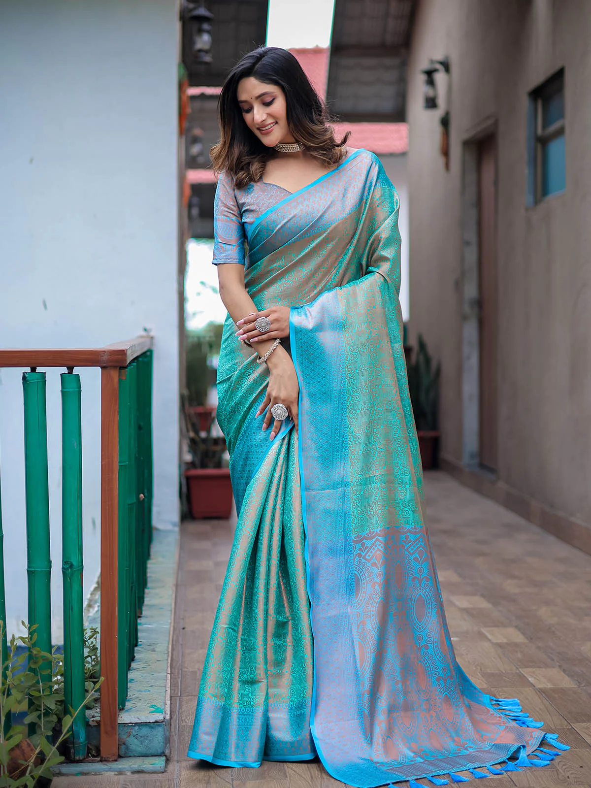 Odette Women Blue Silk Blend Woven Saree With Unstitched Blouse - Image 3