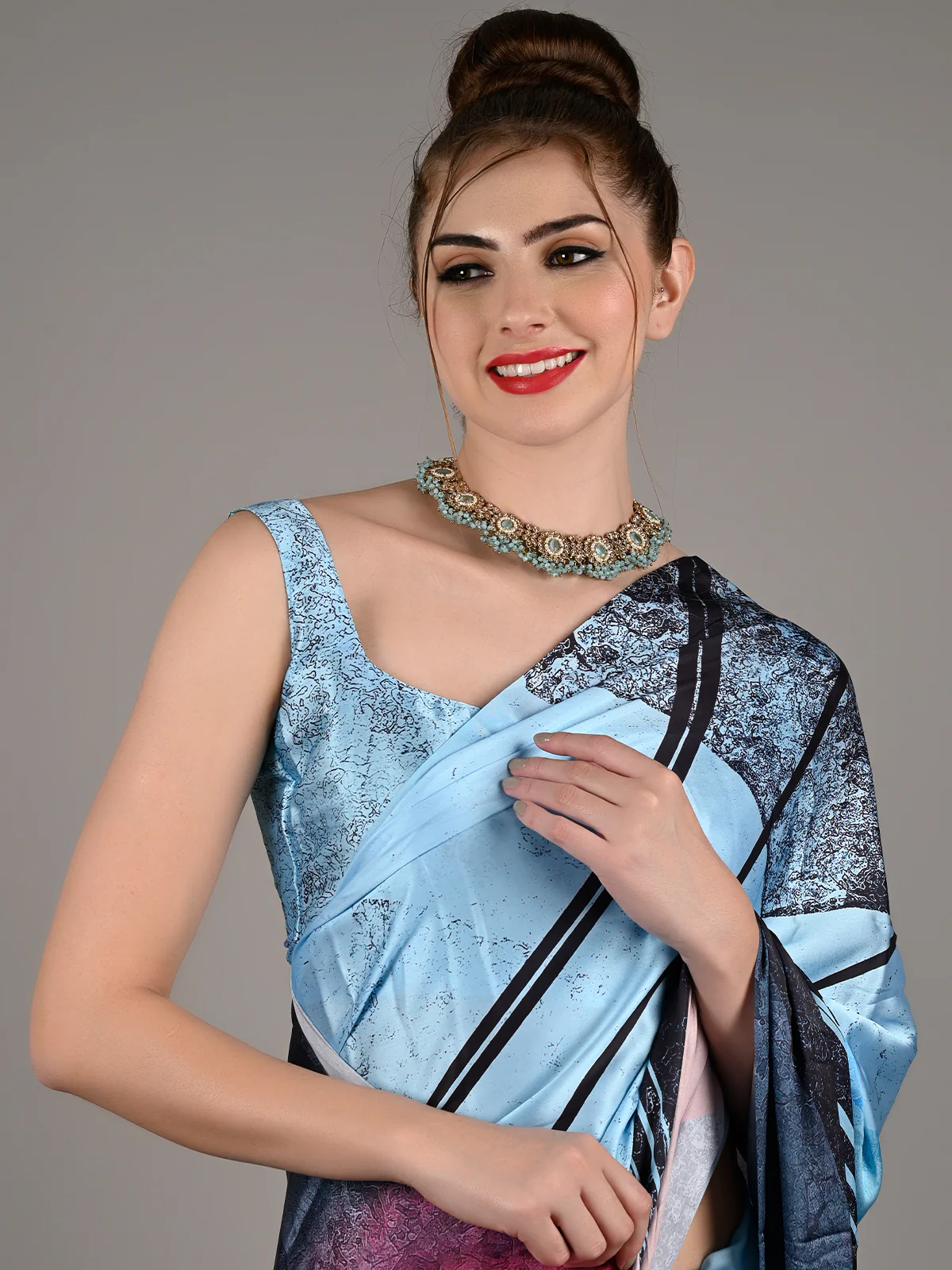 Odette Women Blue Soft Crepe Digital Print Saree With Unstitched Blouse - Image 3