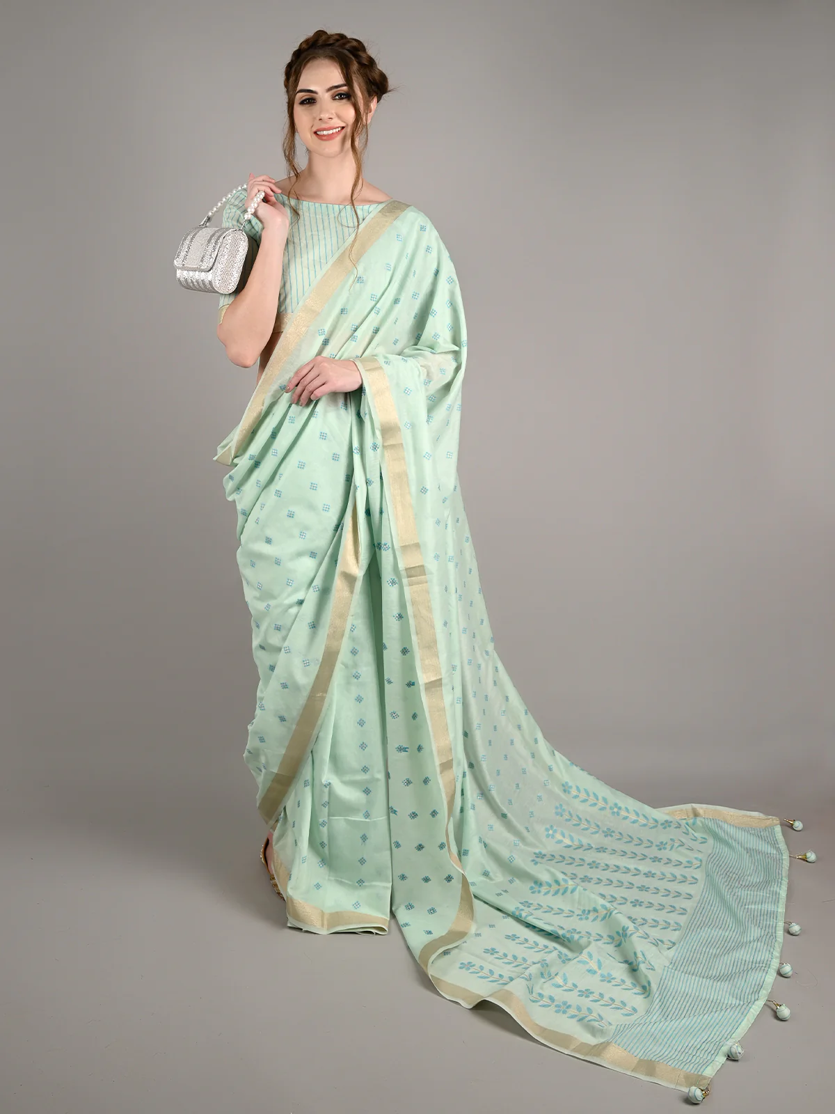 Odette Women Blue Viscose Woven Saree With Unstitched Blouse - Image 4