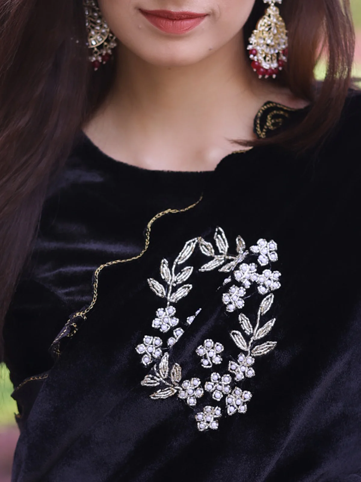 Odette Women Velvet Embroidered Black Saree With Blouse Piece - Image 5