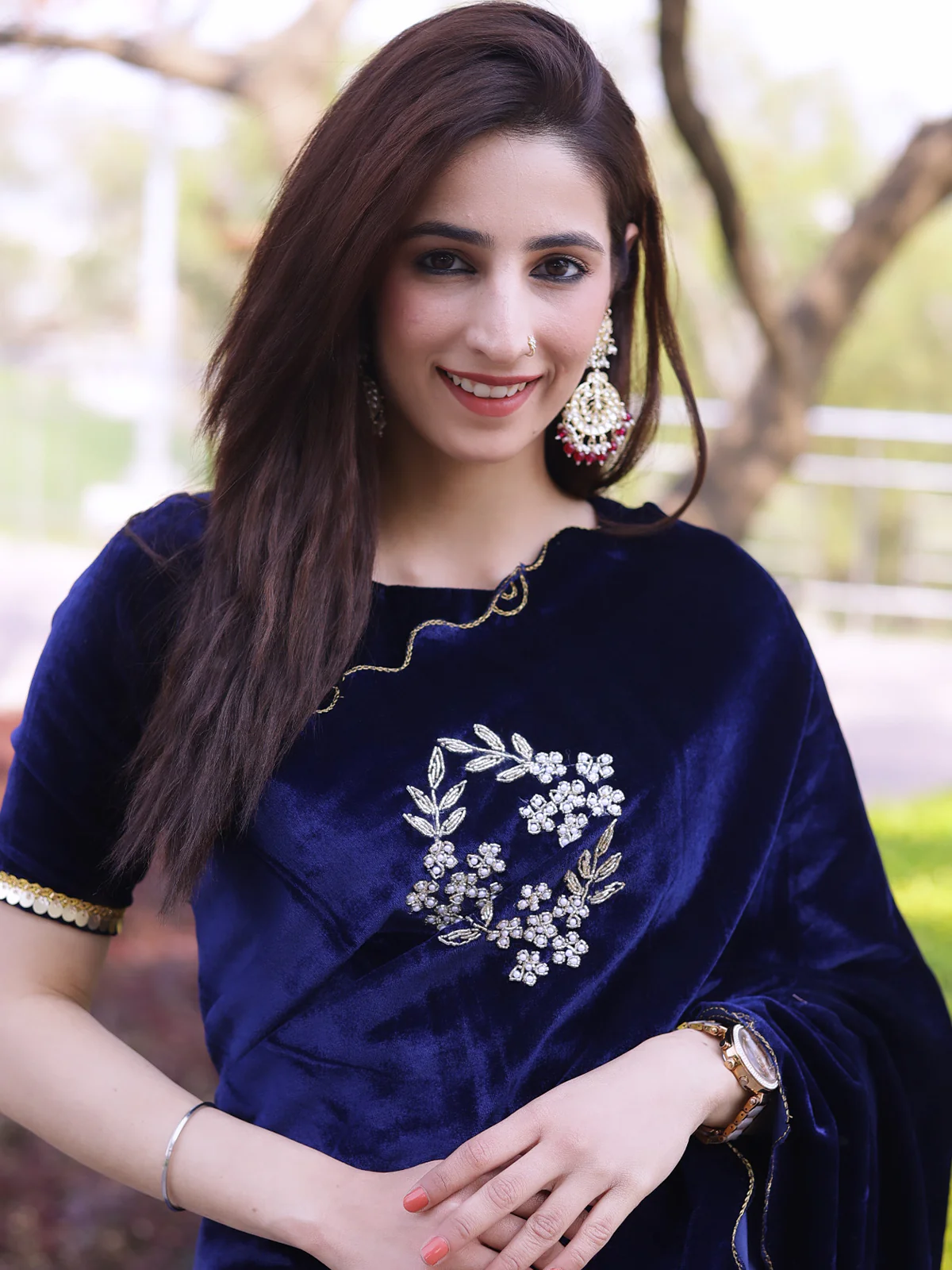 Odette Women Velvet Embroidered Blue Saree With Blouse Piece - Image 4