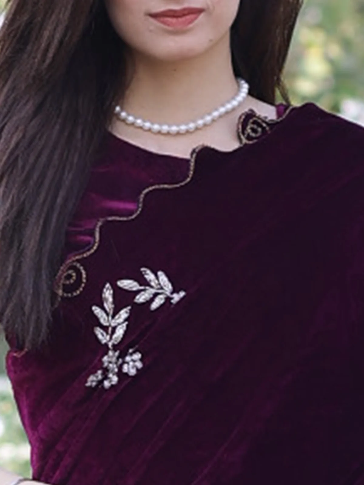 Odette Women Velvet Embroidered Violet Saree With Blouse Piece - Image 5