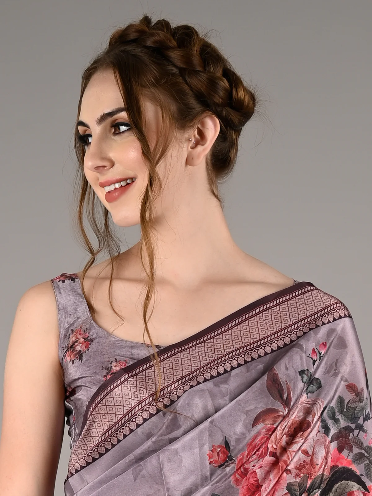 Odette Women Dark Grey Silk Crepe Floral Printed Saree With Unstitched Blouse - Image 3