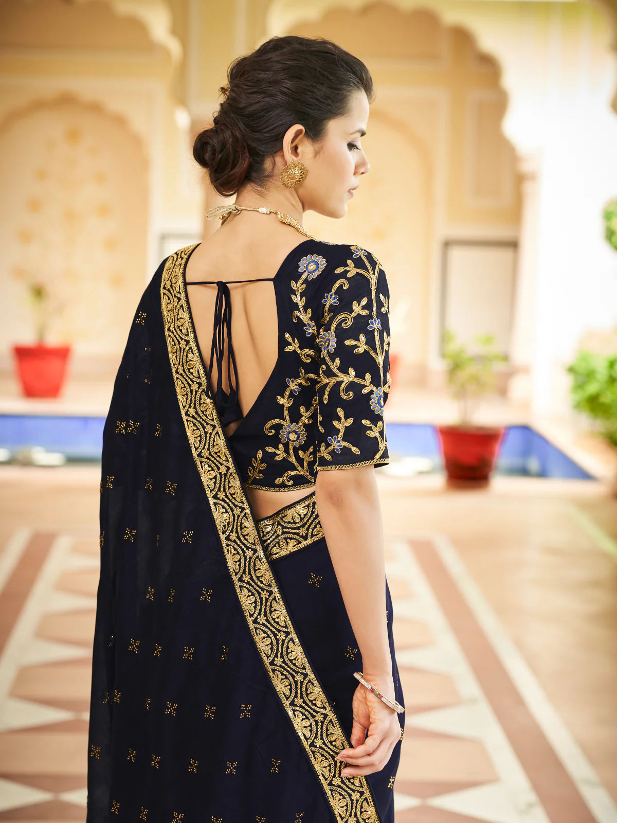 Odette Women Dark Blue Saree With Unstitched Blouse - Image 4