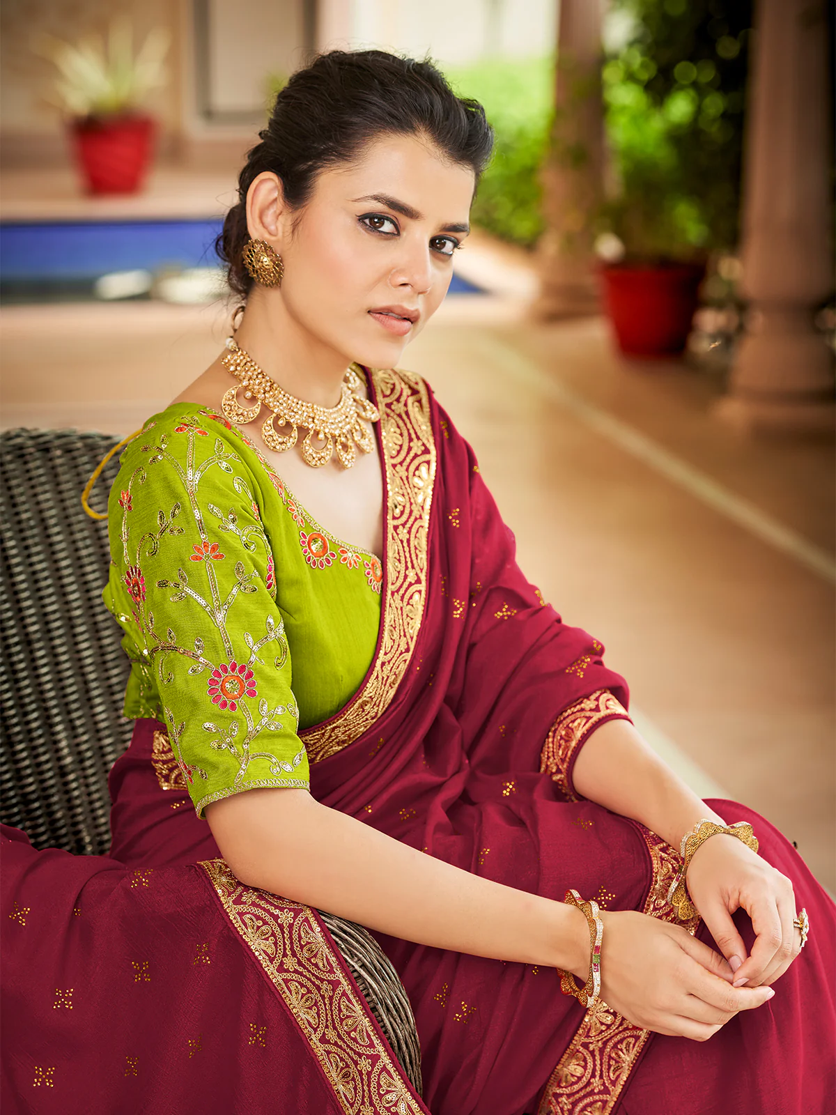 Odette Women Maroon Saree With Unstitched Blouse - Image 4