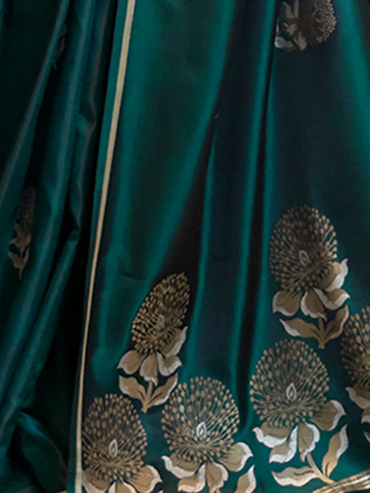 Odette Women Festive Green Satin Printed Saree With Unstitched Blouse - Image 5