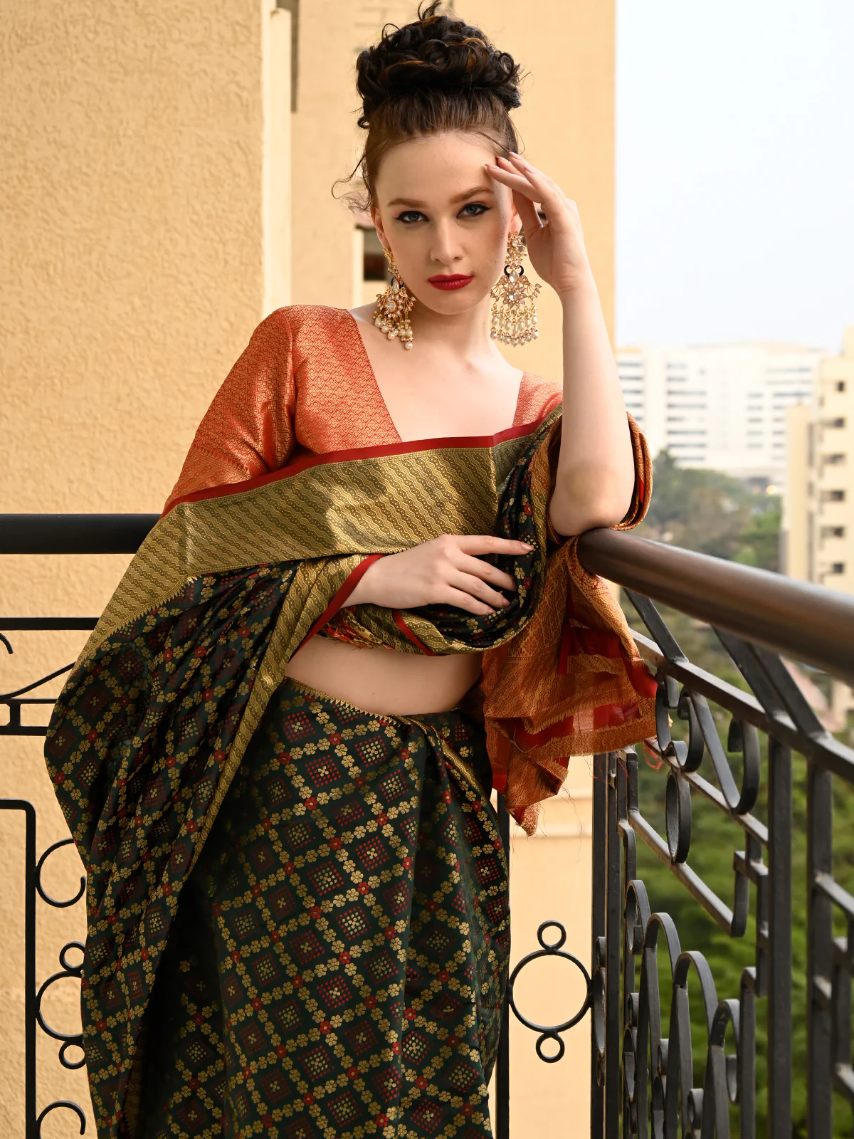 Odette Women Festive Green Silk Blend Woven Saree With Unstitched Blouse - Image 3