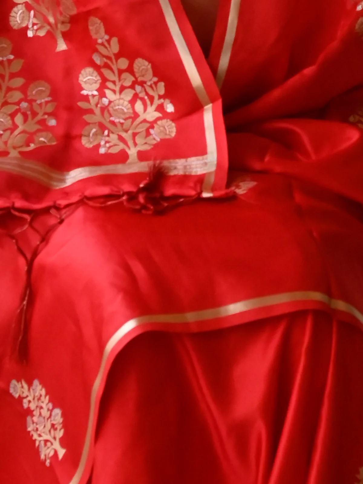 Odette Women Festive Red Satin Printed Saree With Unstitched Blouse - Image 5