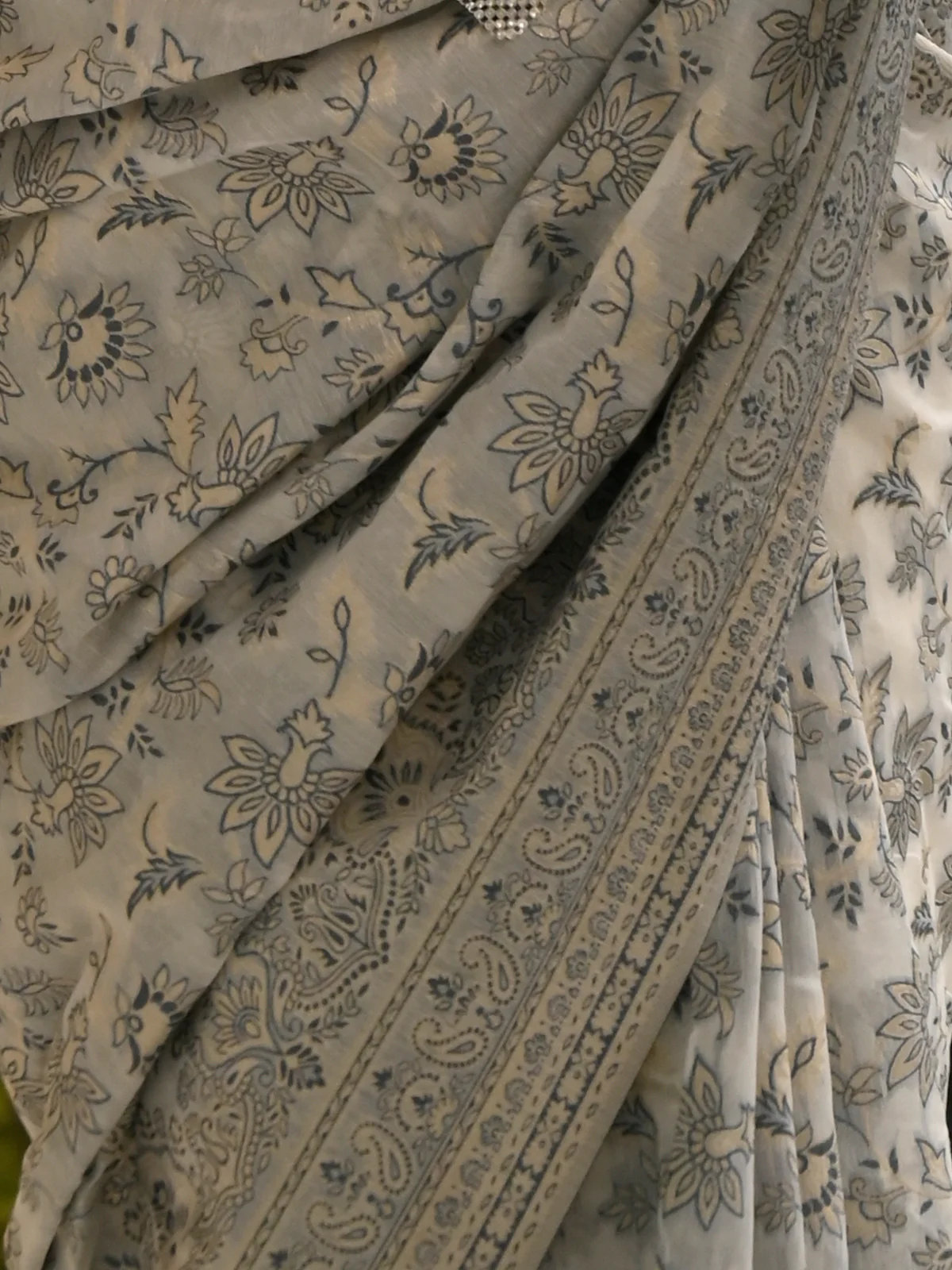 Odette Women Festive Grey Silk Blend Woven Saree With Unstitched Blouse - Image 4