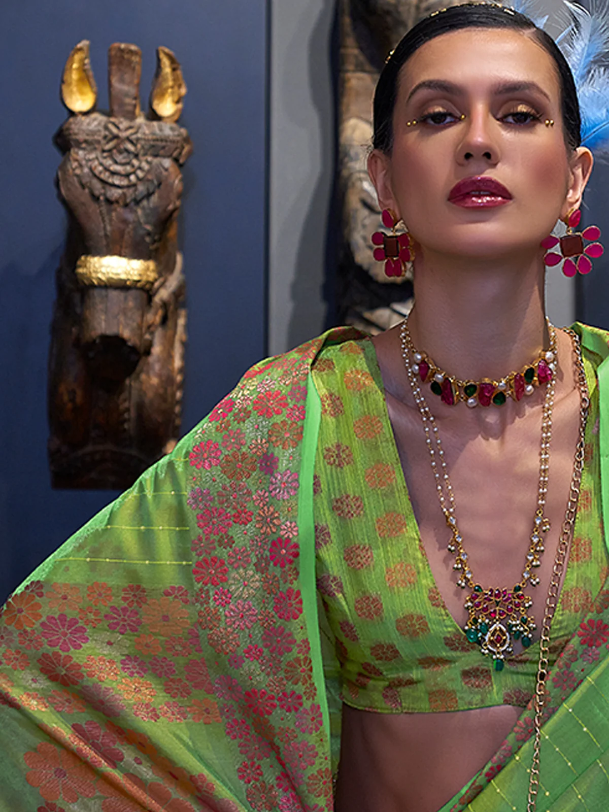 Odette Women Green Organza Woven Saree With Unstitched Blouse - Image 2