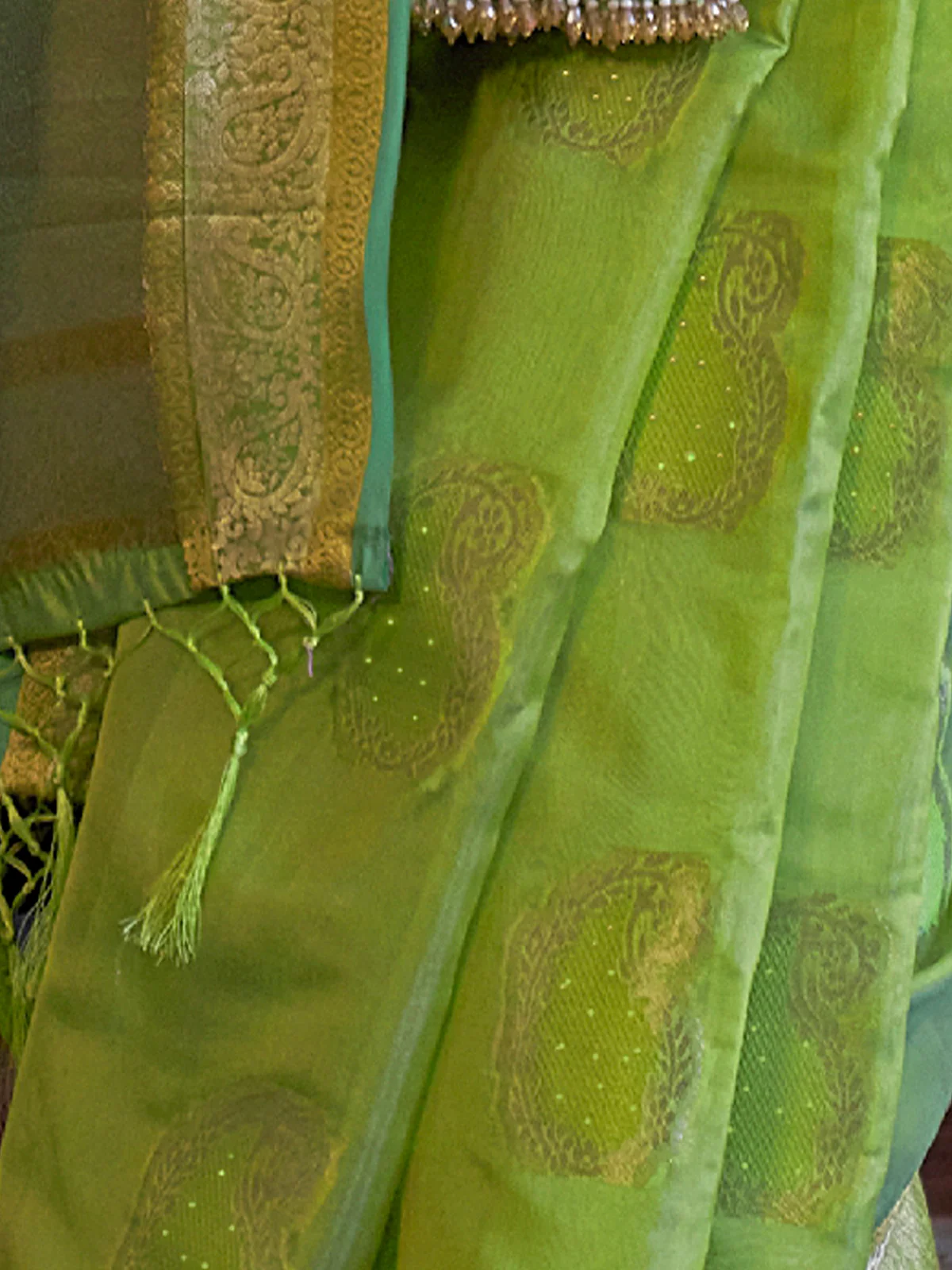 Odette Women Light Green Organza Woven Saree With Unstitched Blouse - Image 3