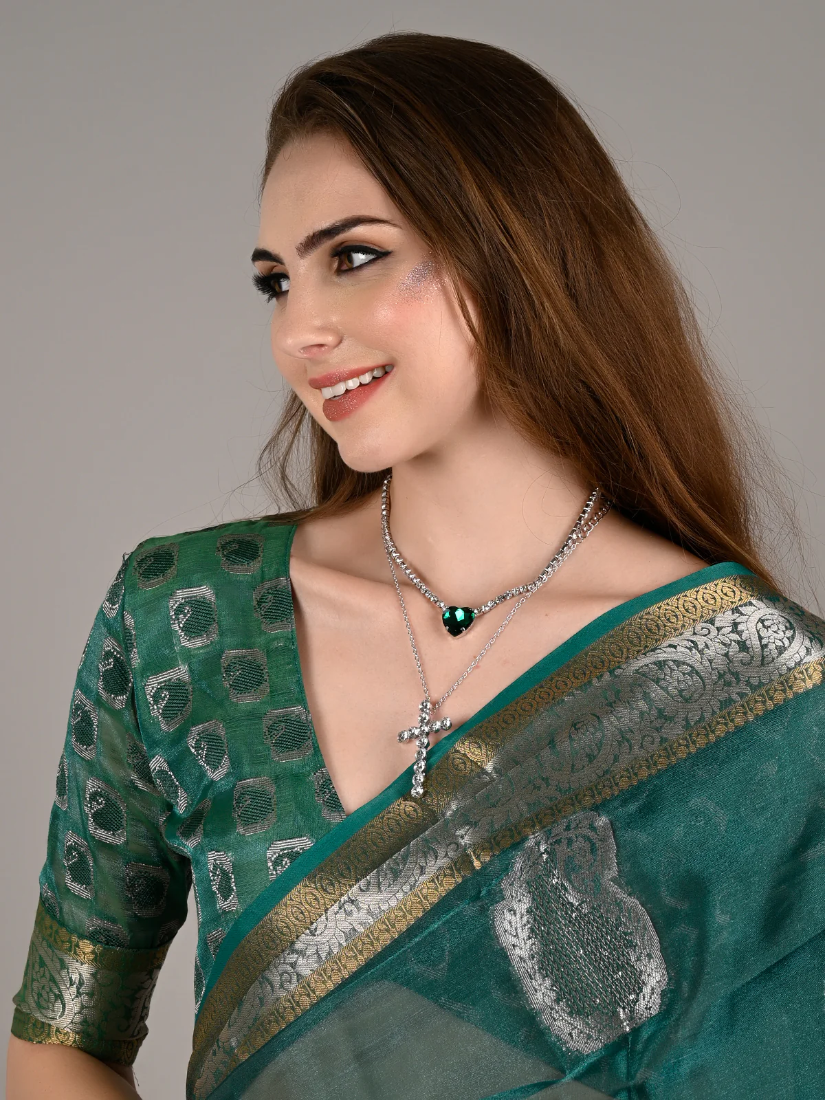 Odette Women Green Organza Woven Saree With Unstitched Blouse - Image 3