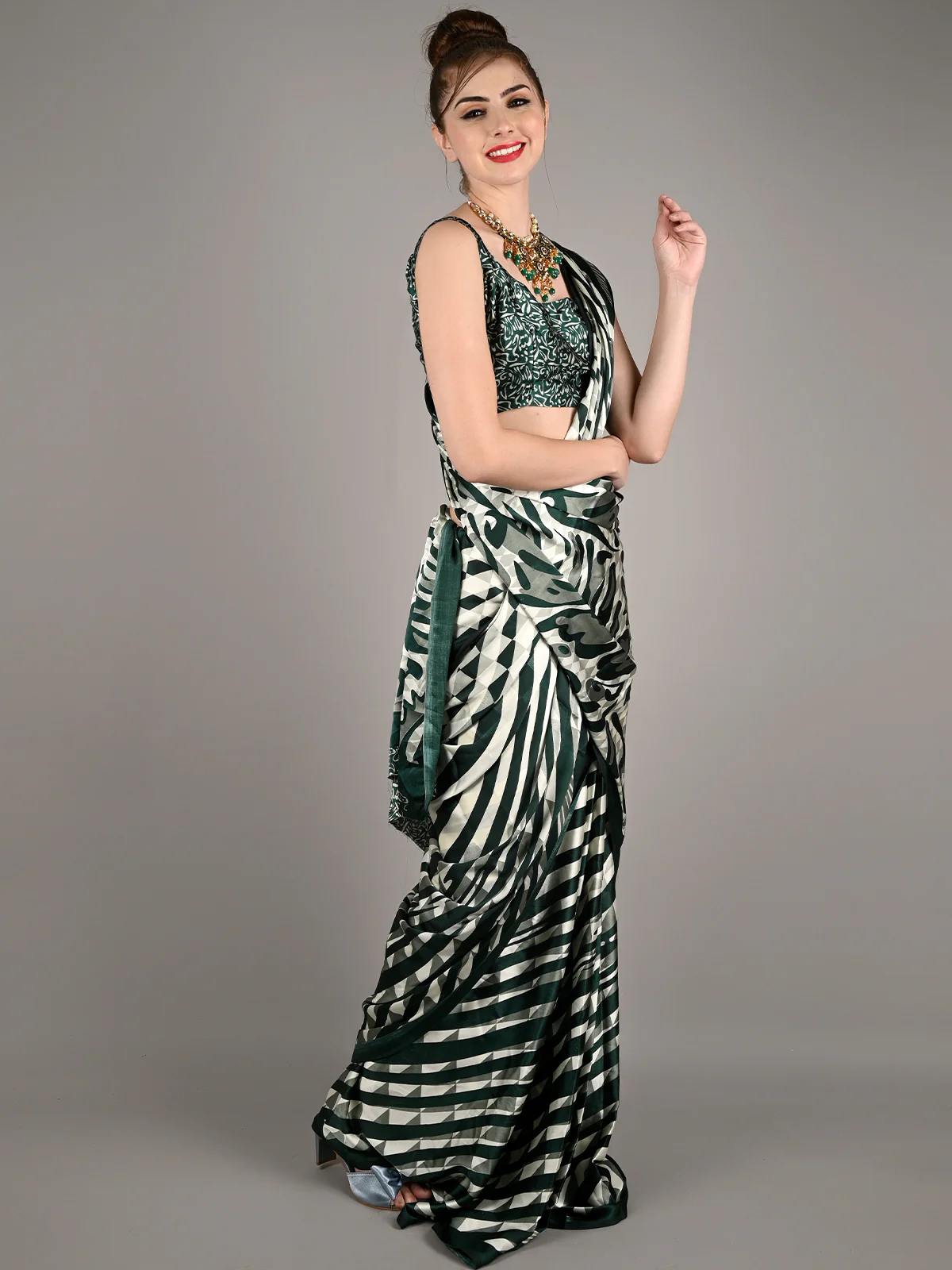 Odette Women Green Satin Crepe Digital Stripes Print Saree With Unstitched Blouse - Image 2