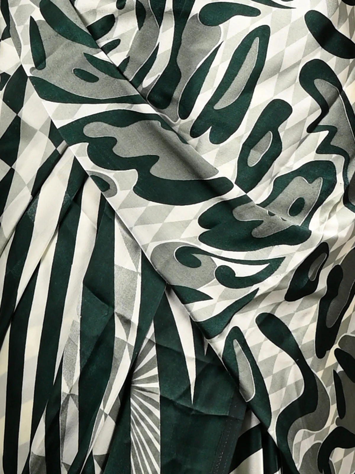 Odette Women Green Satin Crepe Digital Stripes Print Saree With Unstitched Blouse - Image 4