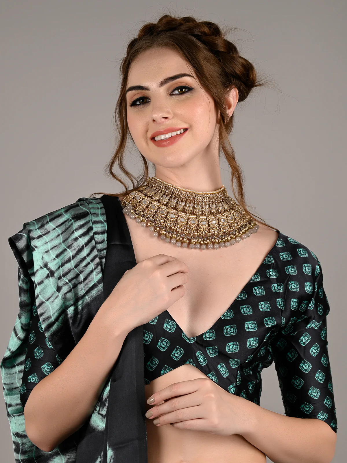 Odette Women Green Satin Crepe Geometric Print Saree With Unstitched Blouse - Image 3