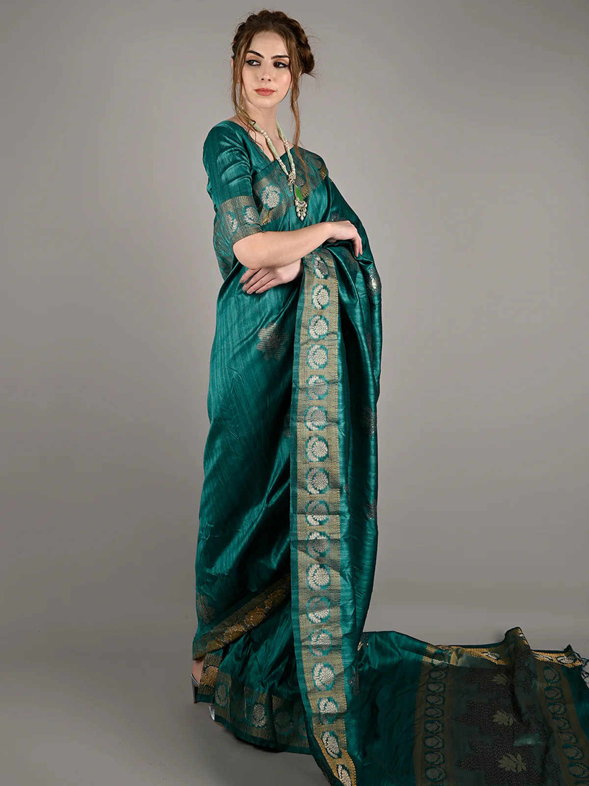 Odette Women Green Silk Blend Woven Saree With Unstitched Blouse - Image 2