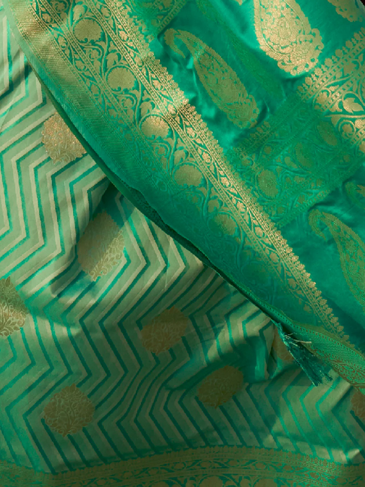 Odette Women Green Silk Blend Woven Saree With Unstitched Blouse - Image 3