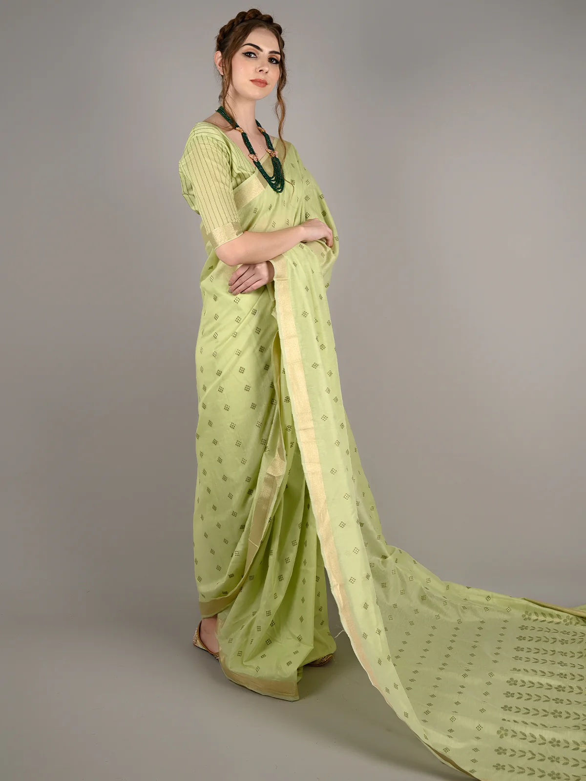 Odette Women Green Viscose Woven Saree With Unstitched Blouse - Image 2