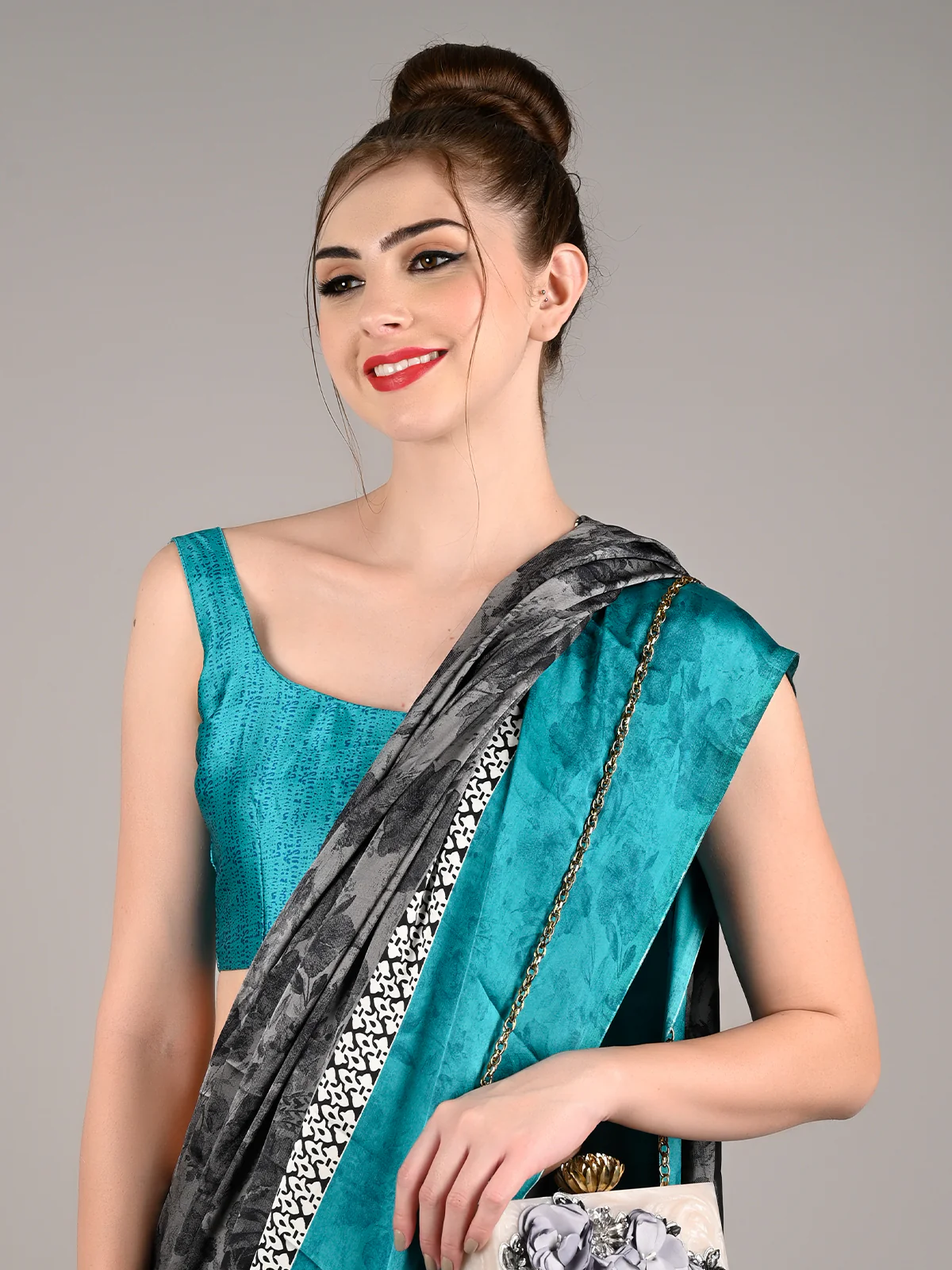 Odette Women Grey Satin Crepe Printed Saree With Unstitched Blouse - Image 3