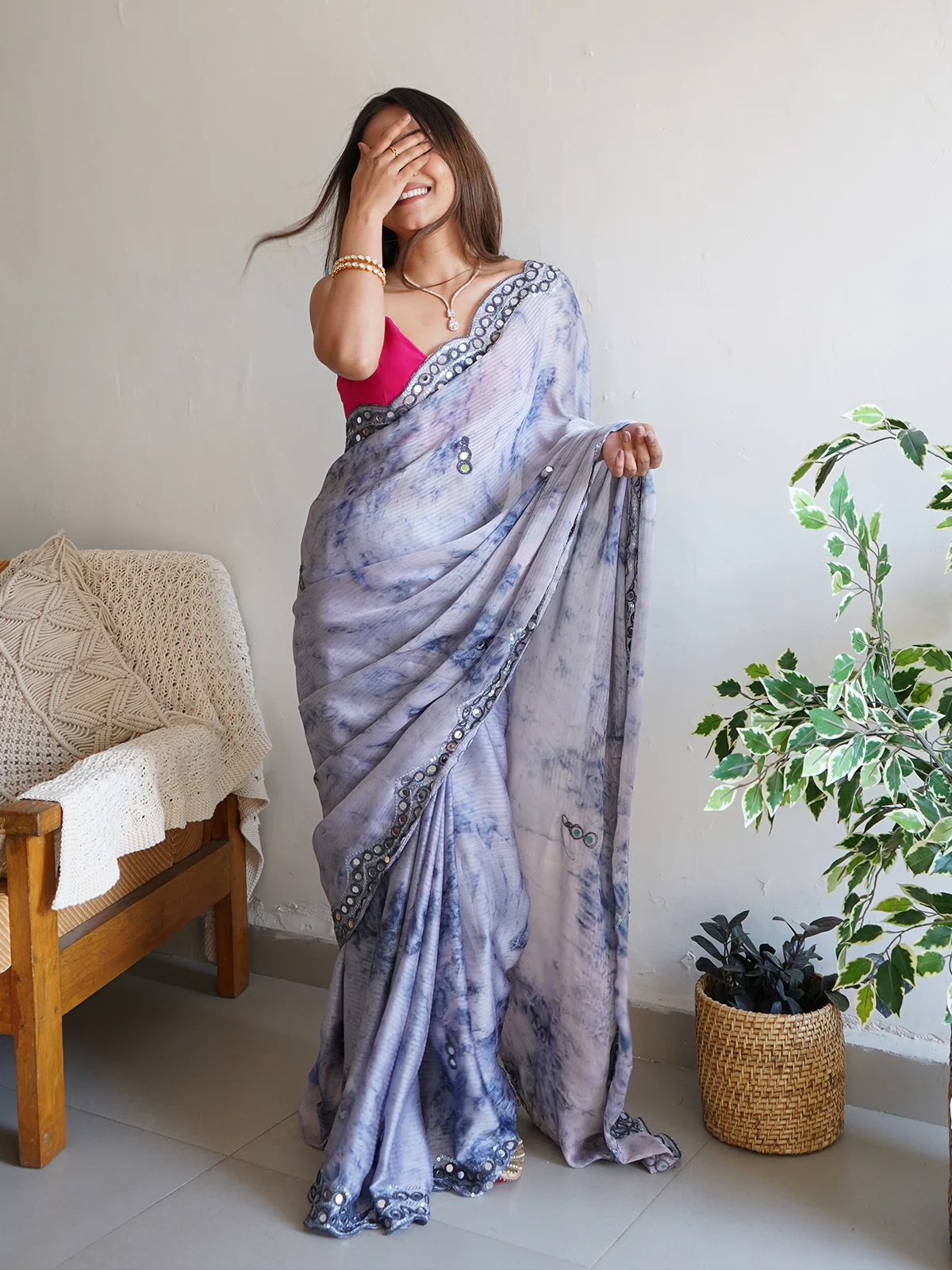 Odette Women Grey Satin Georgette Prism Print Saree With Unstitched Blouse - Image 5