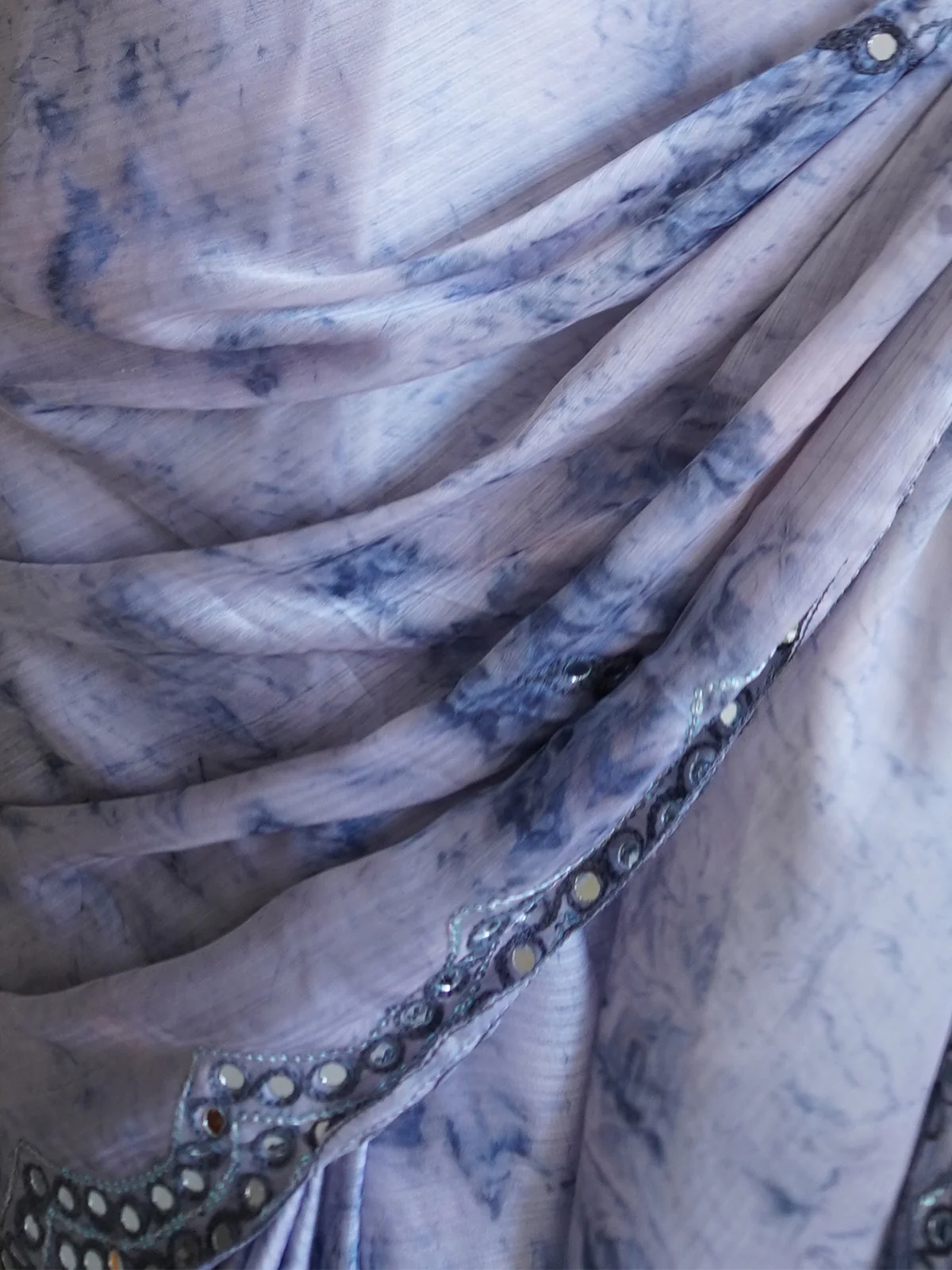 Odette Women Grey Satin Georgette Prism Print Saree With Unstitched Blouse - Image 7