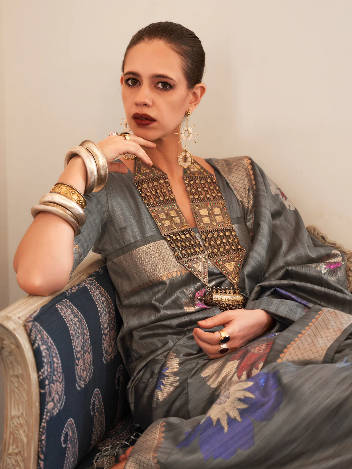 Odette Women Grey Silk Blend Woven Saree With Unstitched Blouse - Image 2