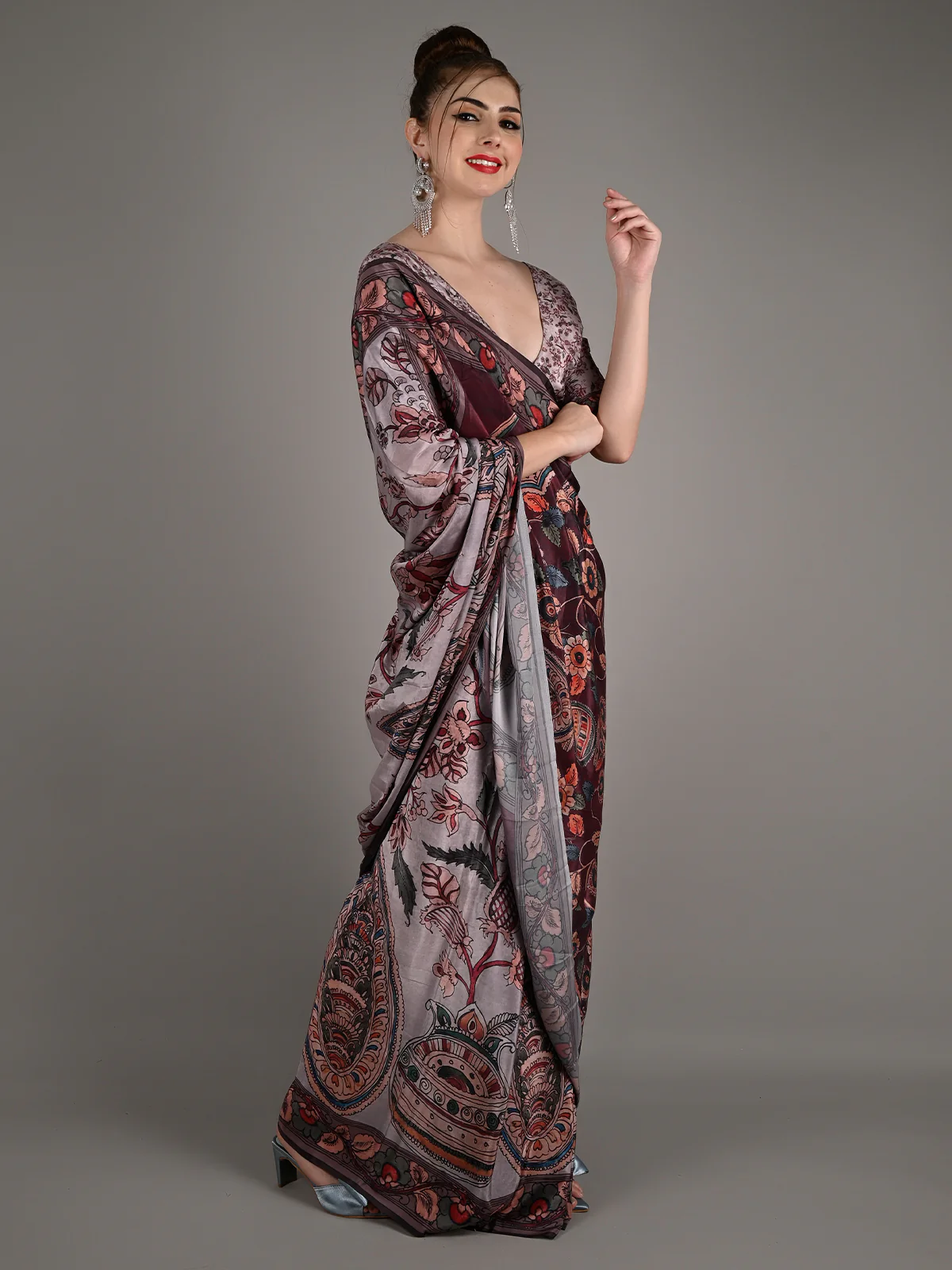 Odette Women Grey Silk Crepe Floral Printed Saree With Unstitched Blouse - Image 2