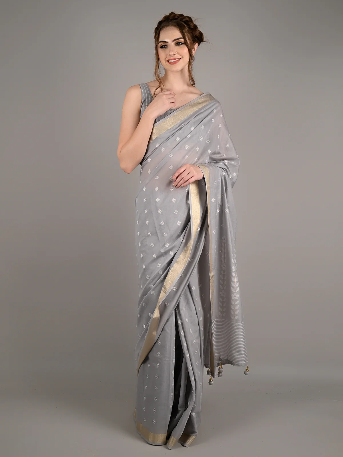 Odette Women Grey Viscose Woven Saree With Unstitched Blouse - Image 2