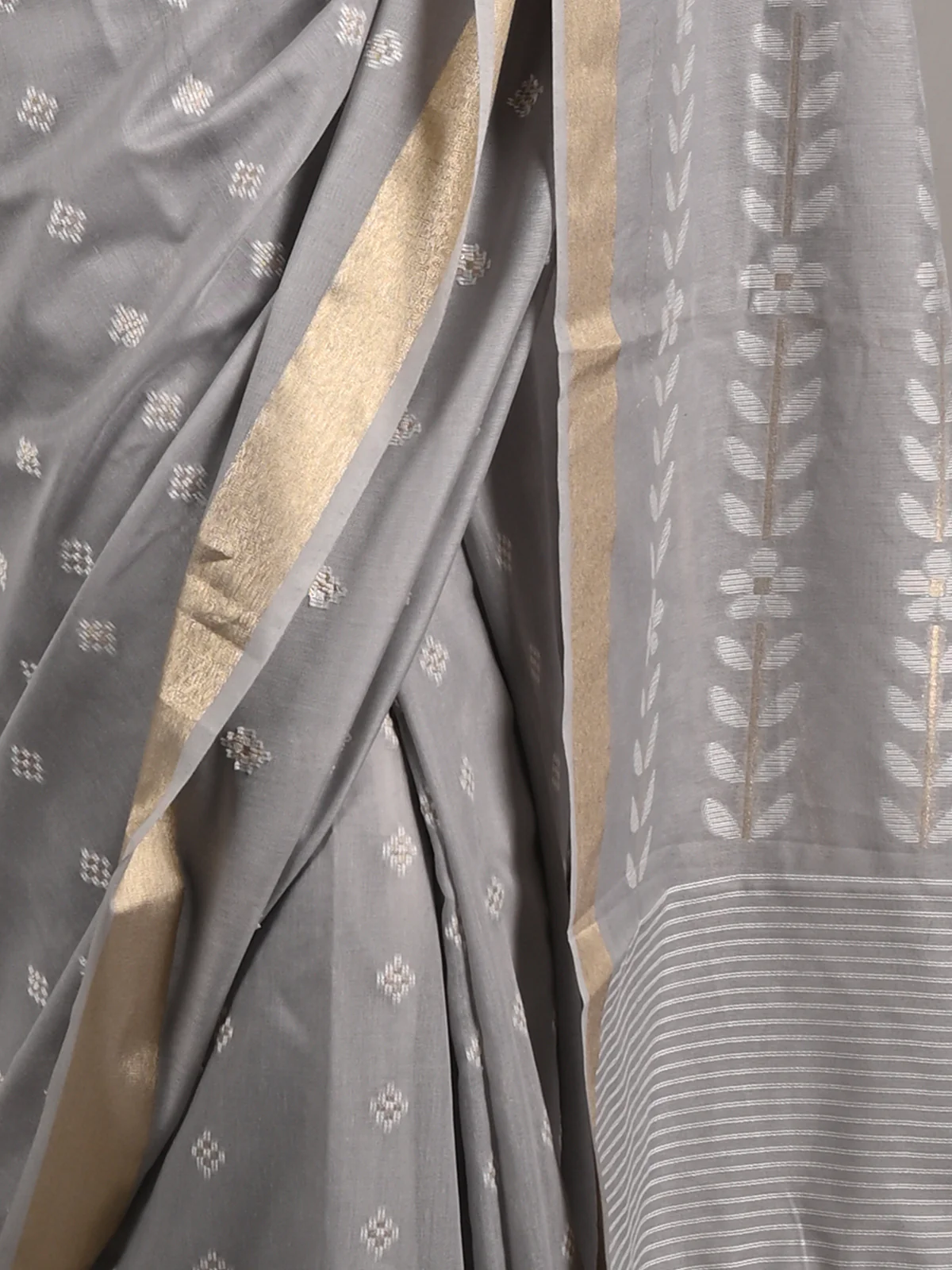 Odette Women Grey Viscose Woven Saree With Unstitched Blouse - Image 4