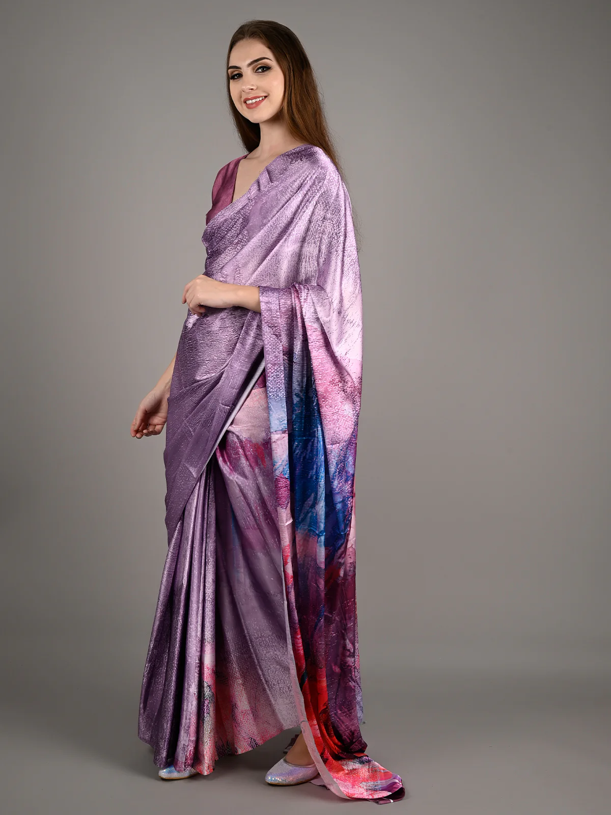 Odette Women Lavender Soft Crepe Digital Print Saree With Unstitched Blouse - Image 2