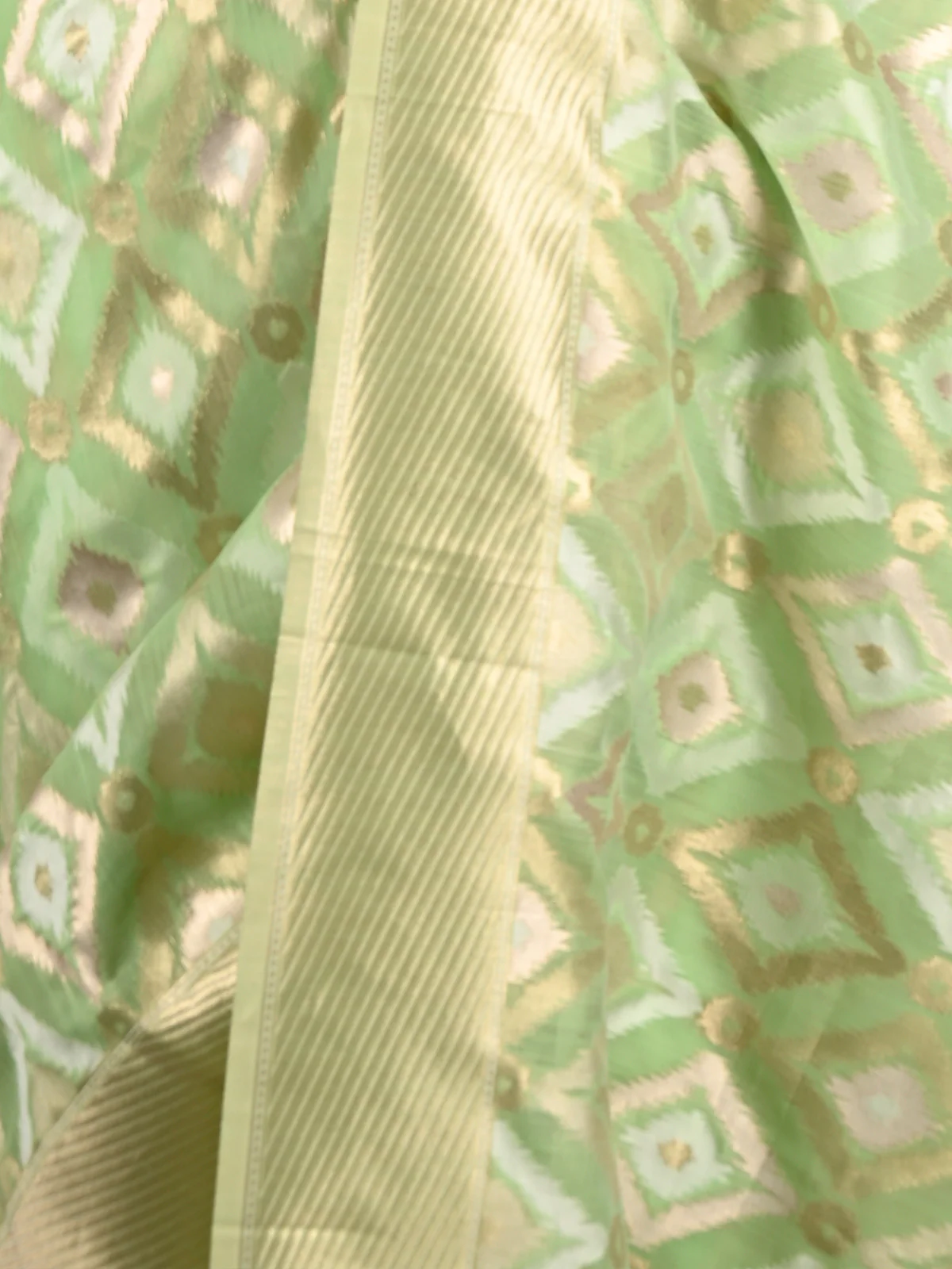 Odette Women Light Green Linen Woven Saree With Unstitched Blouse - Image 4