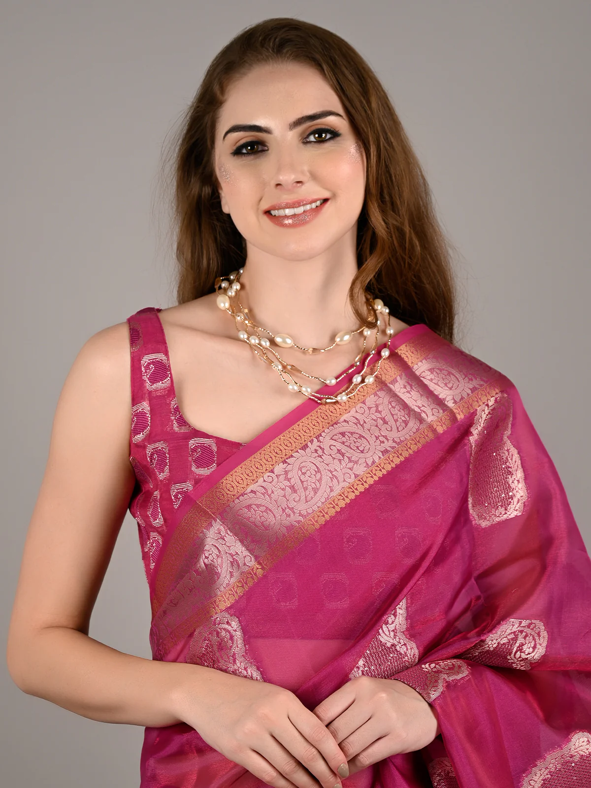 Odette Women Magenta Organza Woven Saree With Unstitched Blouse - Image 3