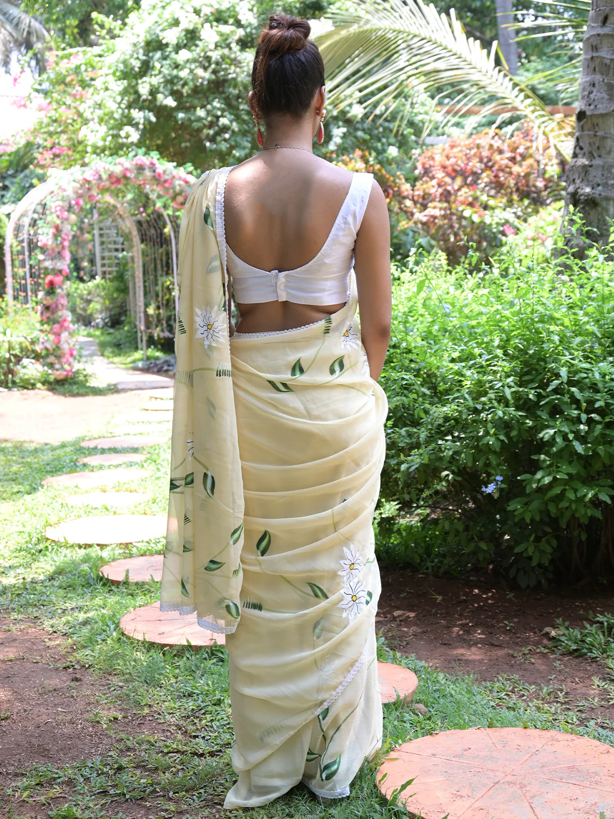 Odette Beige Printed Chiffon Saree with Unstitched Blouse for Women - Image 3