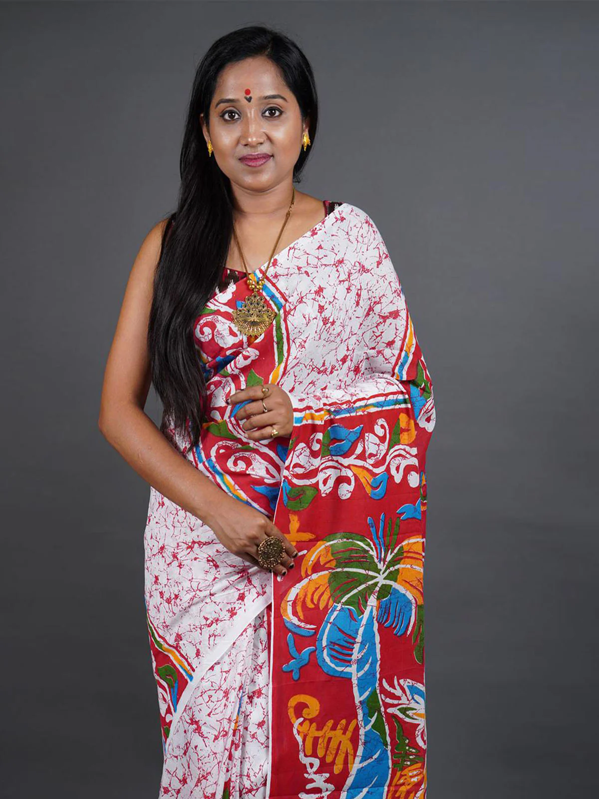 Odette Red Printed Cotton Saree With Unstitched Blouse for Women - Image 3