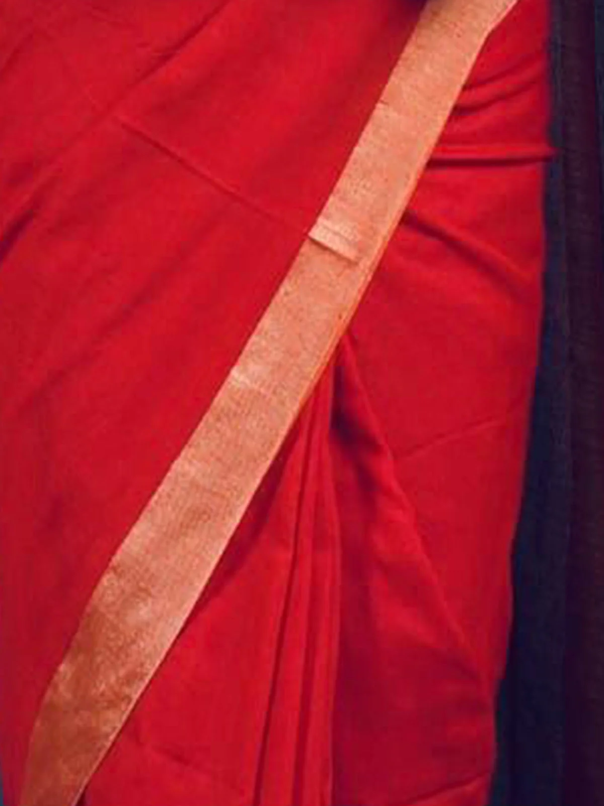 Odette Red Solid Cotton Saree With Unstitched Blouse for Women - Image 4