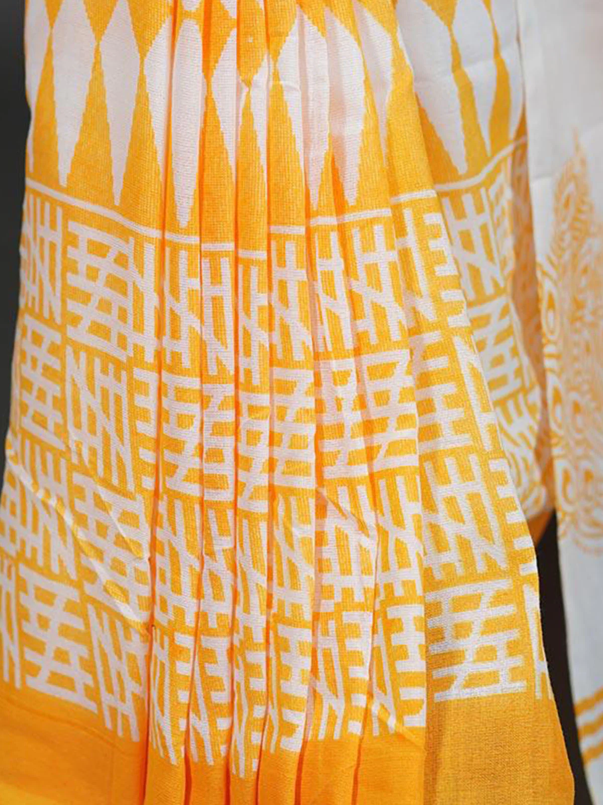 Odette Yellow Printed Cotton Saree With Unstitched Blouse for Women - Image 4