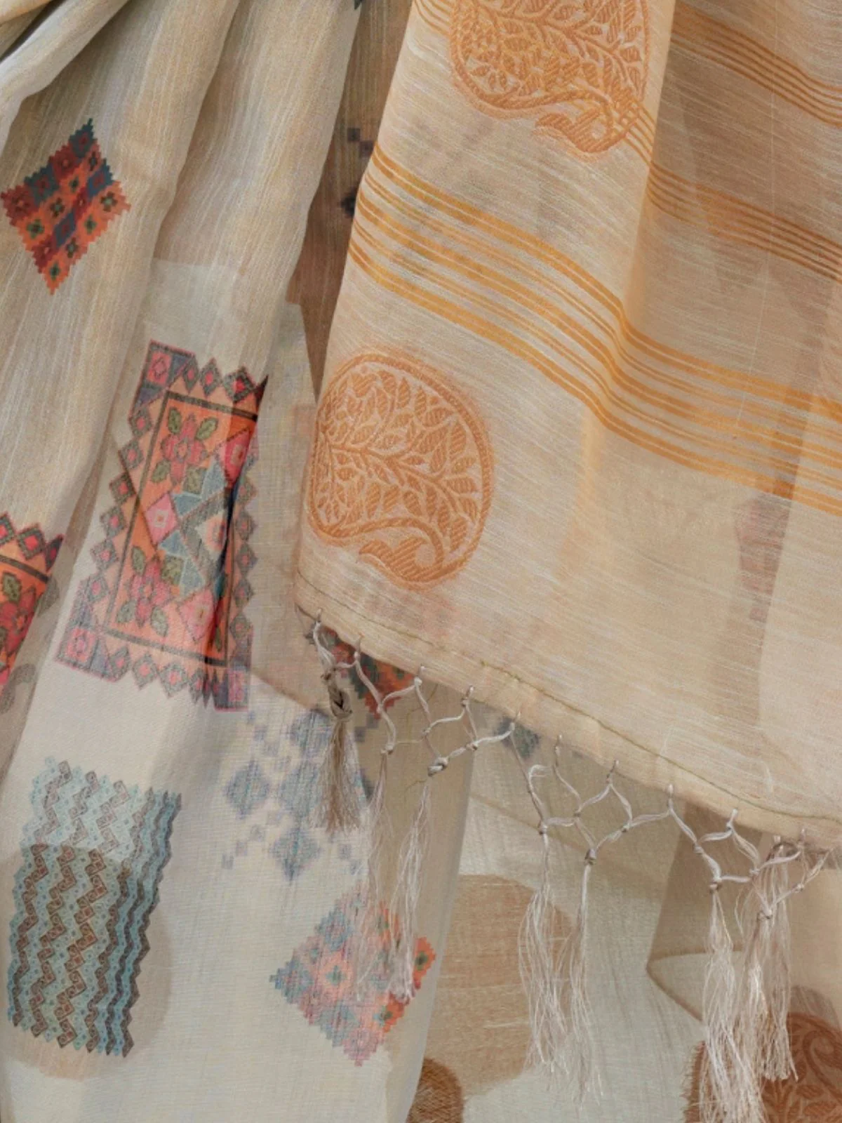 Odette Beige Tissue Printed Saree With Unstitched Blouse For Women - Image 3