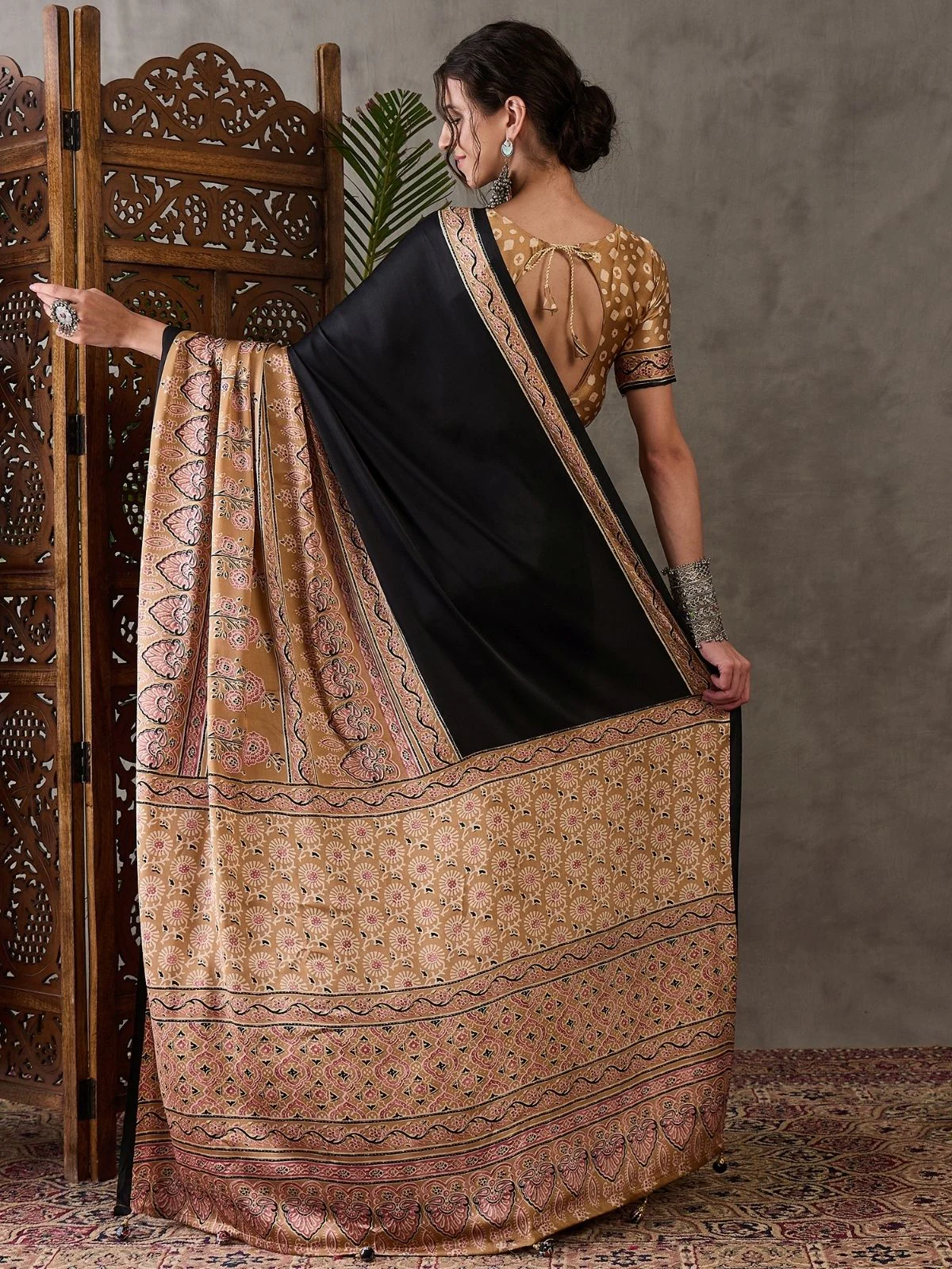 Odette Black And Gold Silk Blend Printed Elegant Saree For Women - Image 2